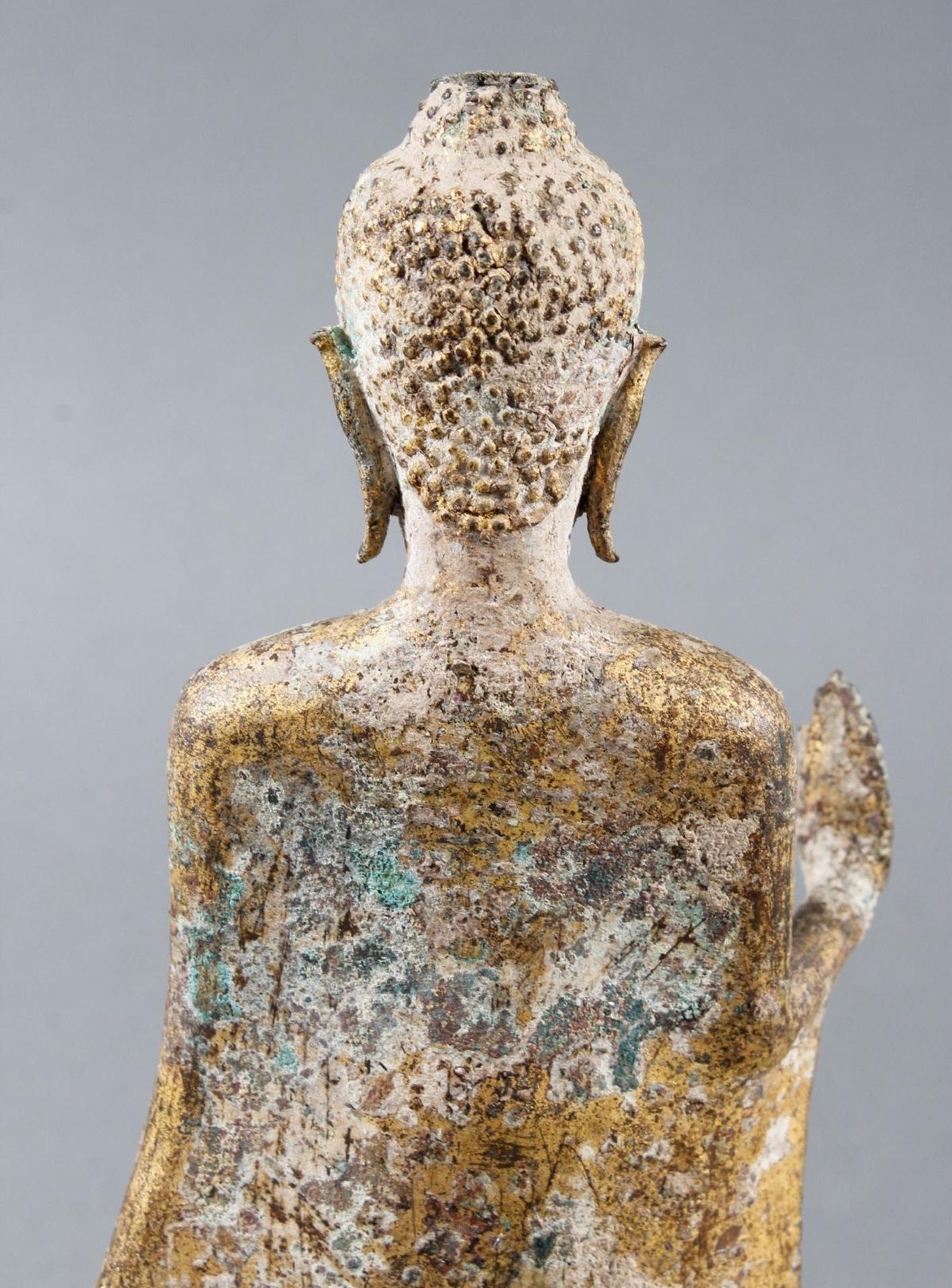 Bronze des stehenden Buddha in Schutz gewährender Haltung, (Fragment, wohl Bodenfund) - Image 6 of 8