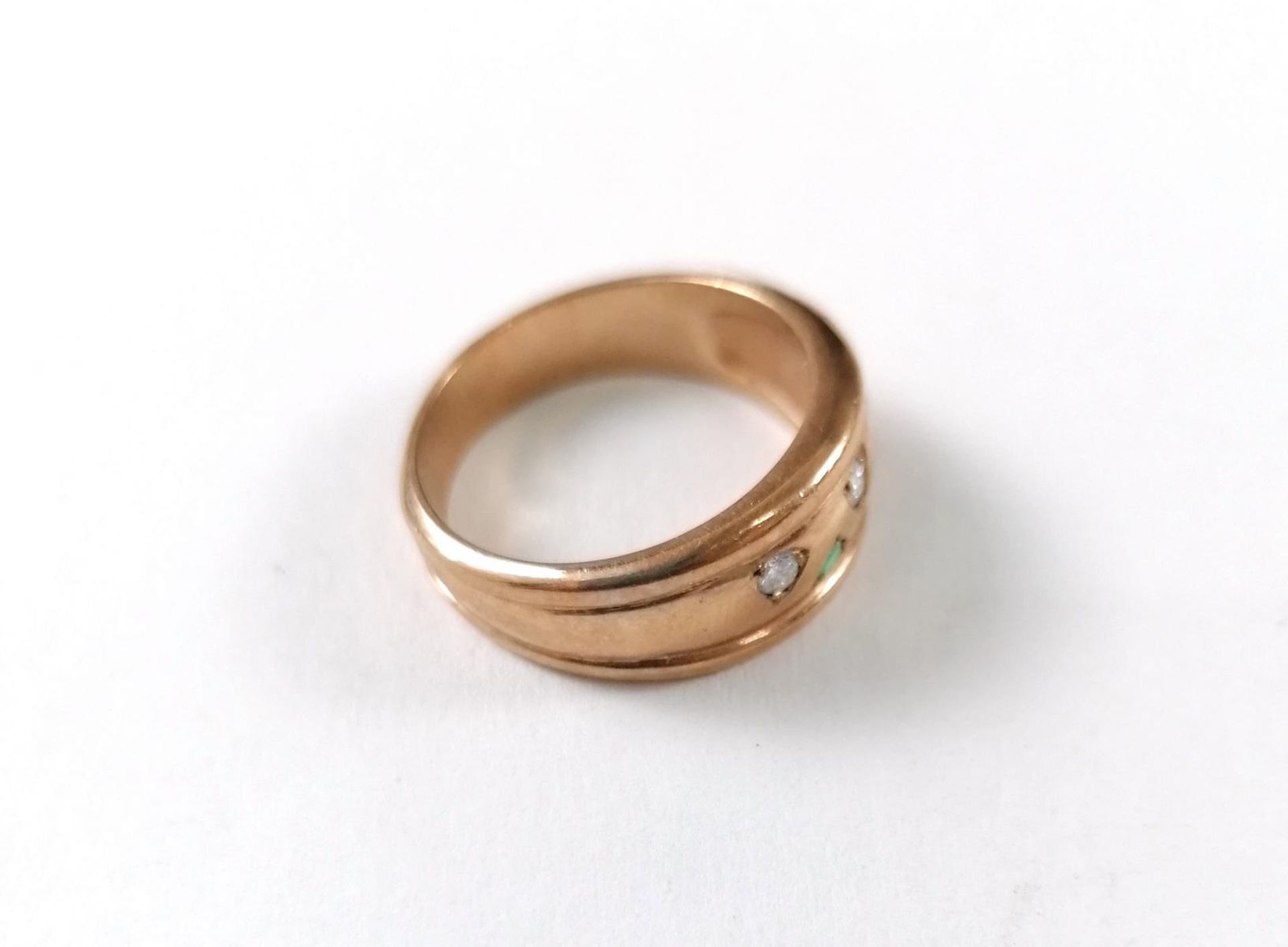 Bandring aus 9 Karat Roségold mit Diamanten und Smaragden - Bild 3 aus 4