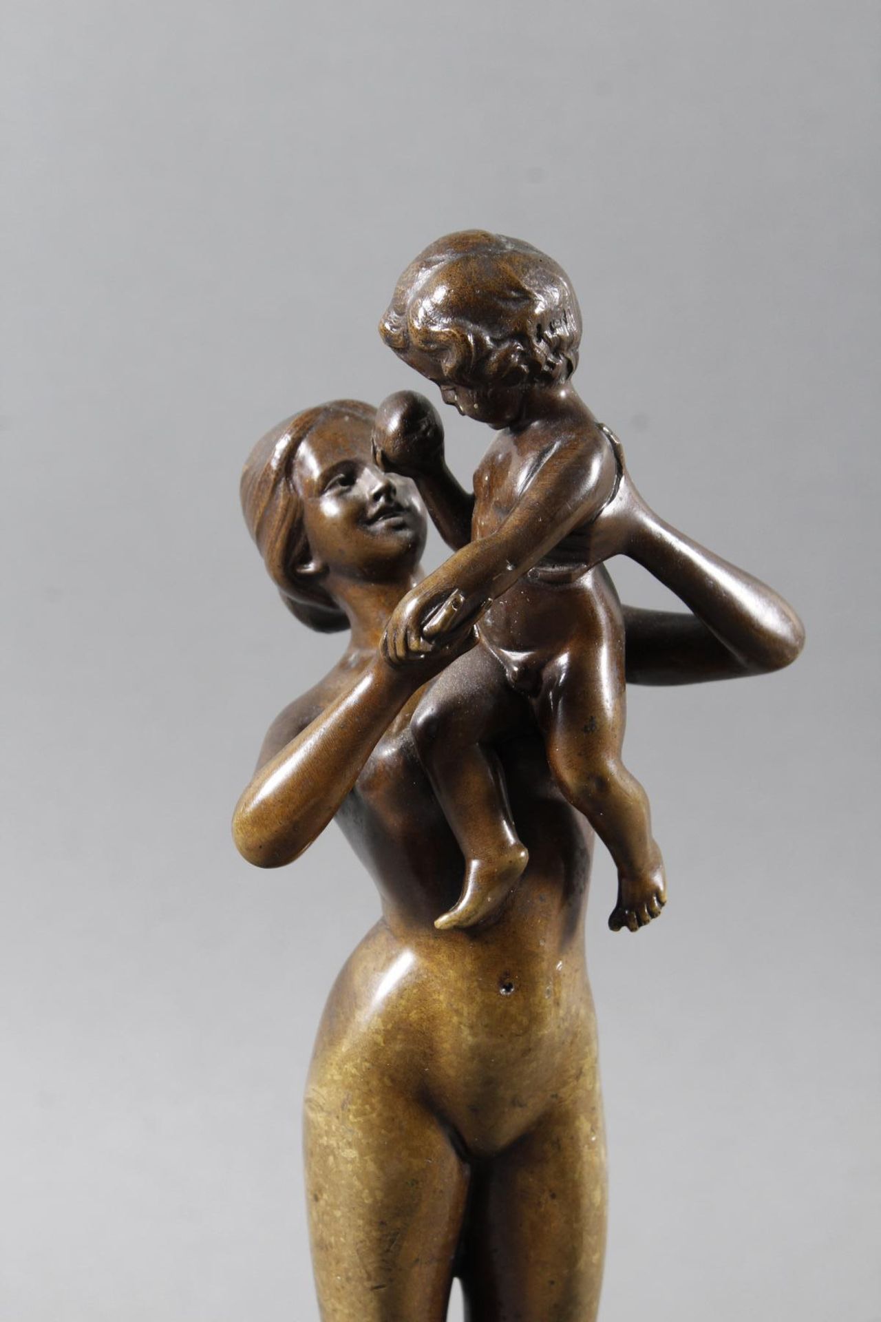 Bronzeskulptur, Mutter mit Kind, Deutsch um 1920  auf rundem Steinsockel - Bild 2 aus 8