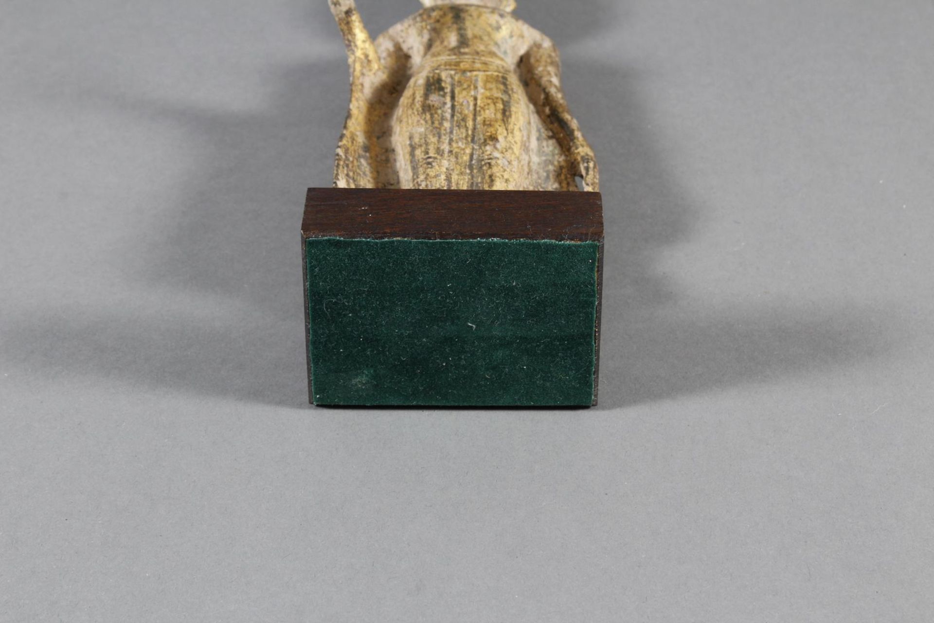 Bronze des stehenden Buddha in Schutz gewährender Haltung, (Fragment, wohl Bodenfund) - Image 8 of 8