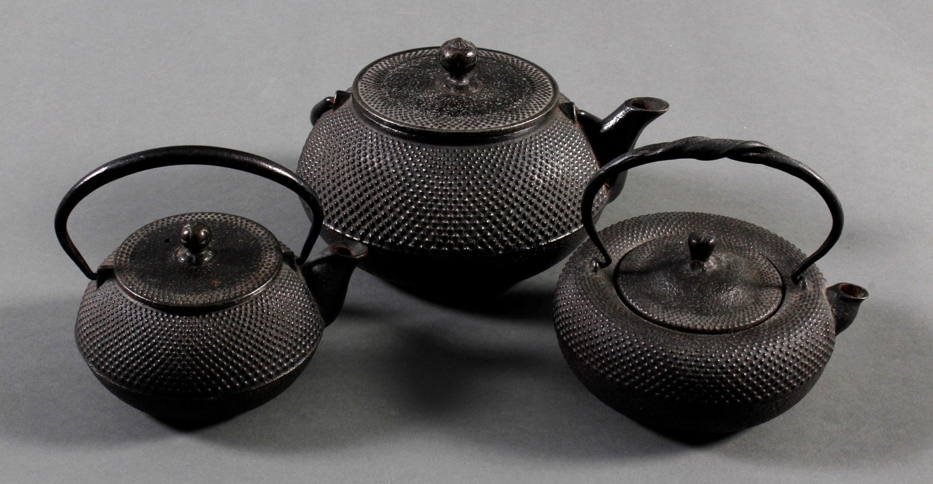 3 Teekannen (Tesubin) aus Eisen, Japan/China 19. Jh. - Image 2 of 3