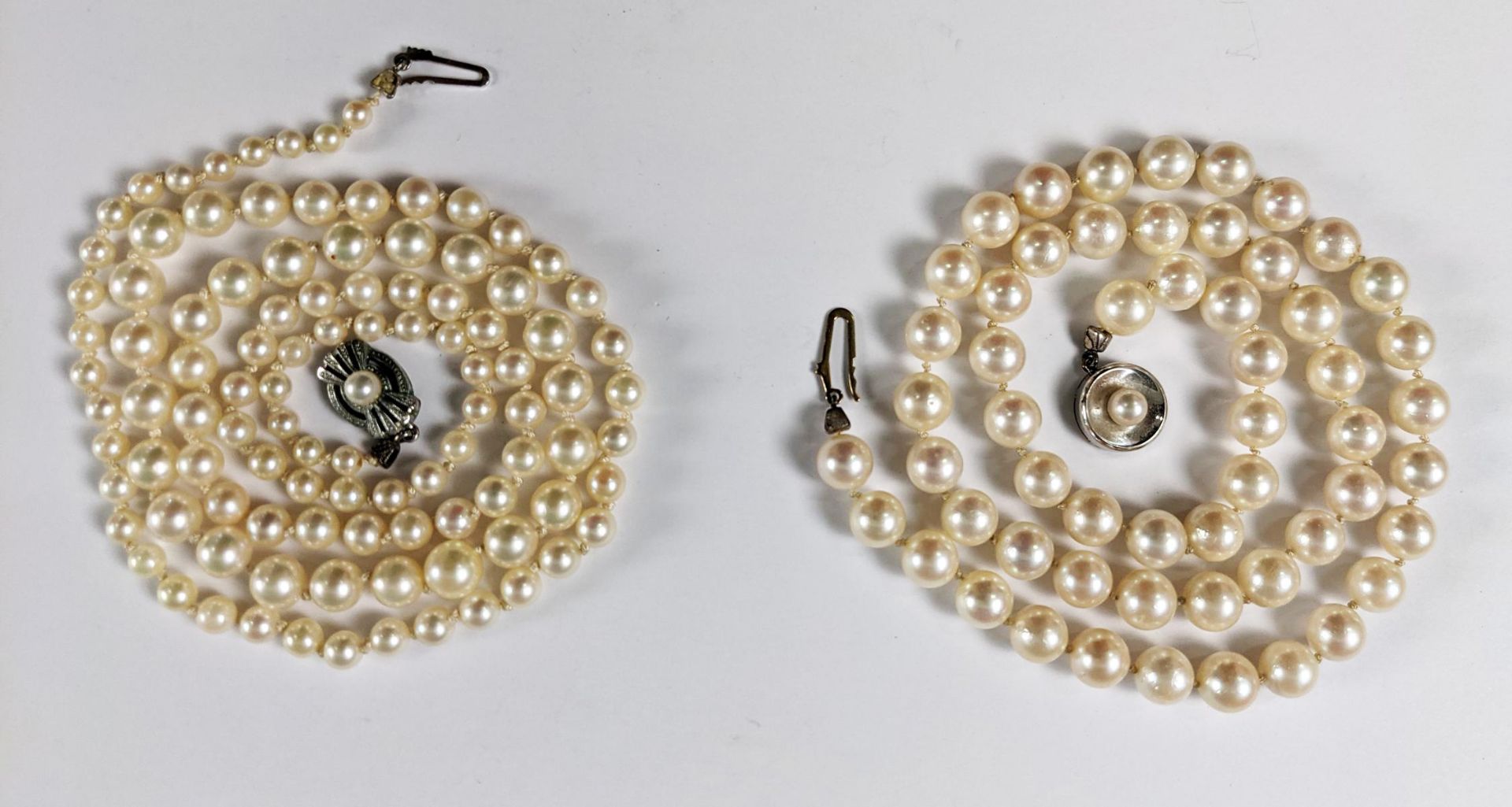 2 Perlenketten, Silber- und Goldverschluss