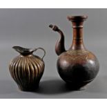 Wasserbehälter aus Kupfer und Schenkkanne aus Bronze, Mogul Indien 18./19. Jahrhundert