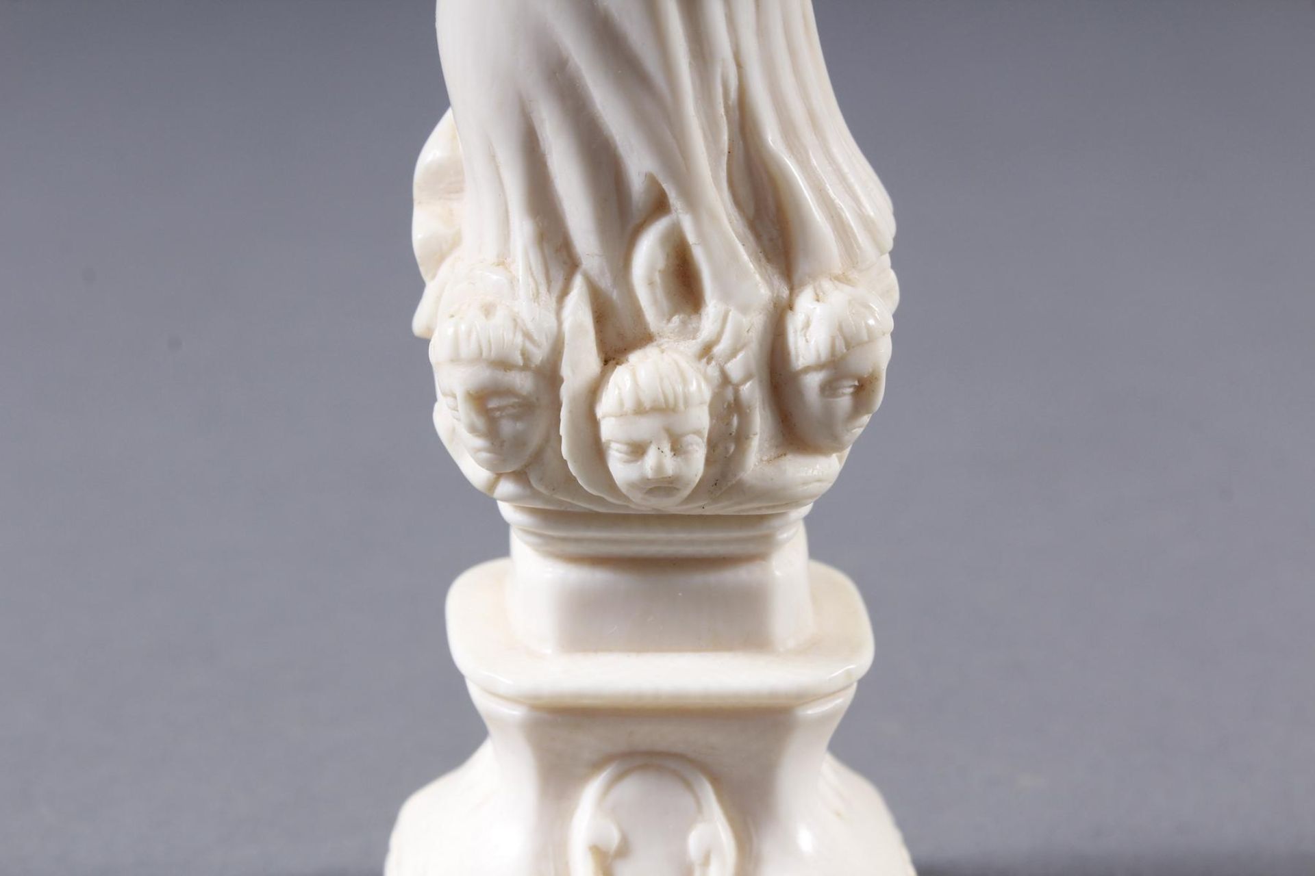 Elfenbeinschnitzerei einer Heiligen auf einem Podest stehend - Bild 6 aus 8
