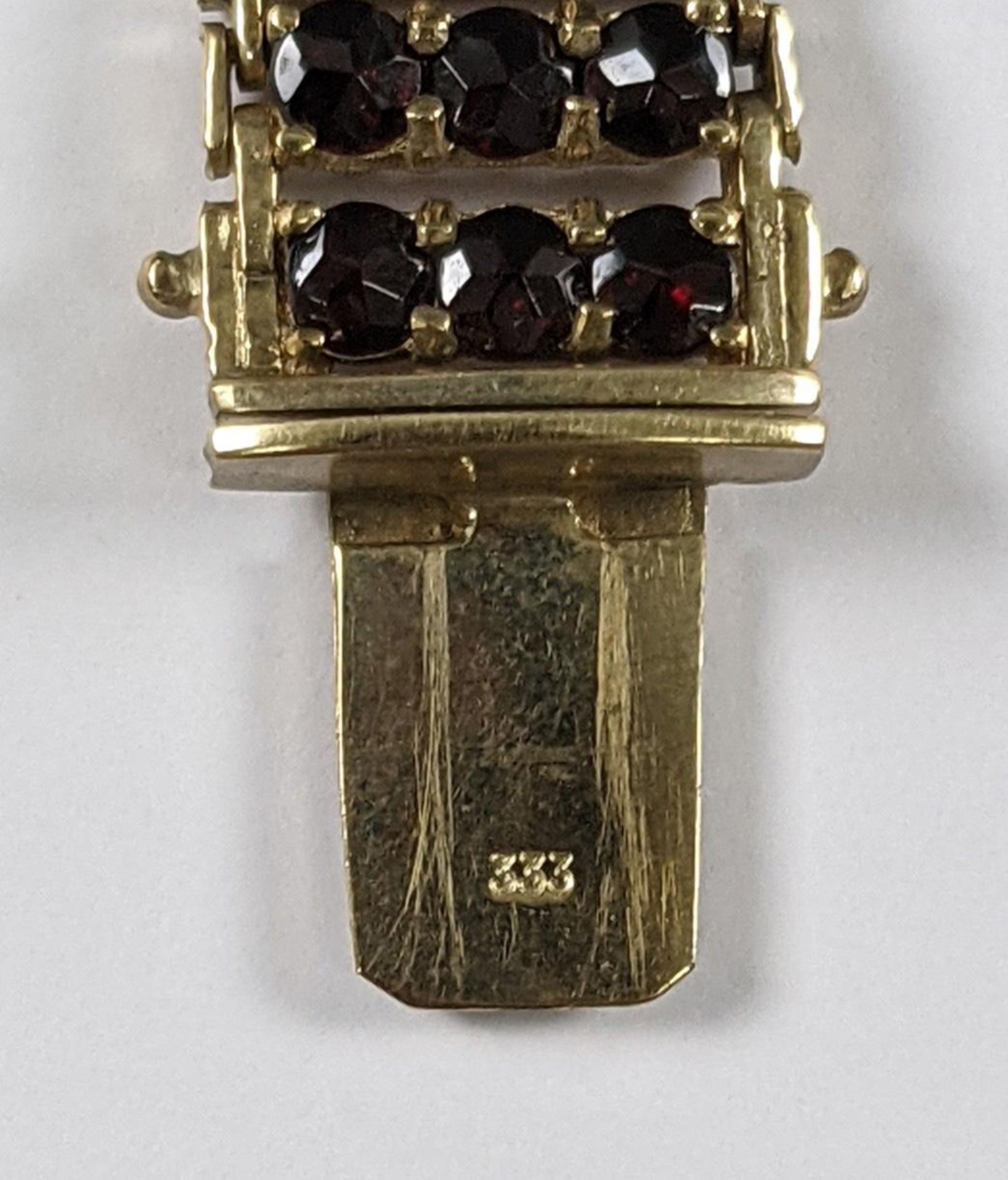 Damenarmband mit Granaten, 8 Karat Gelbgold - Image 3 of 3