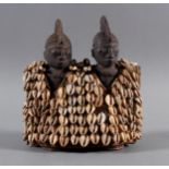 Yoruba-Nigeria,Ere Ibedji -Zwillingsfigurenpaar im Kaurischneckenmantel