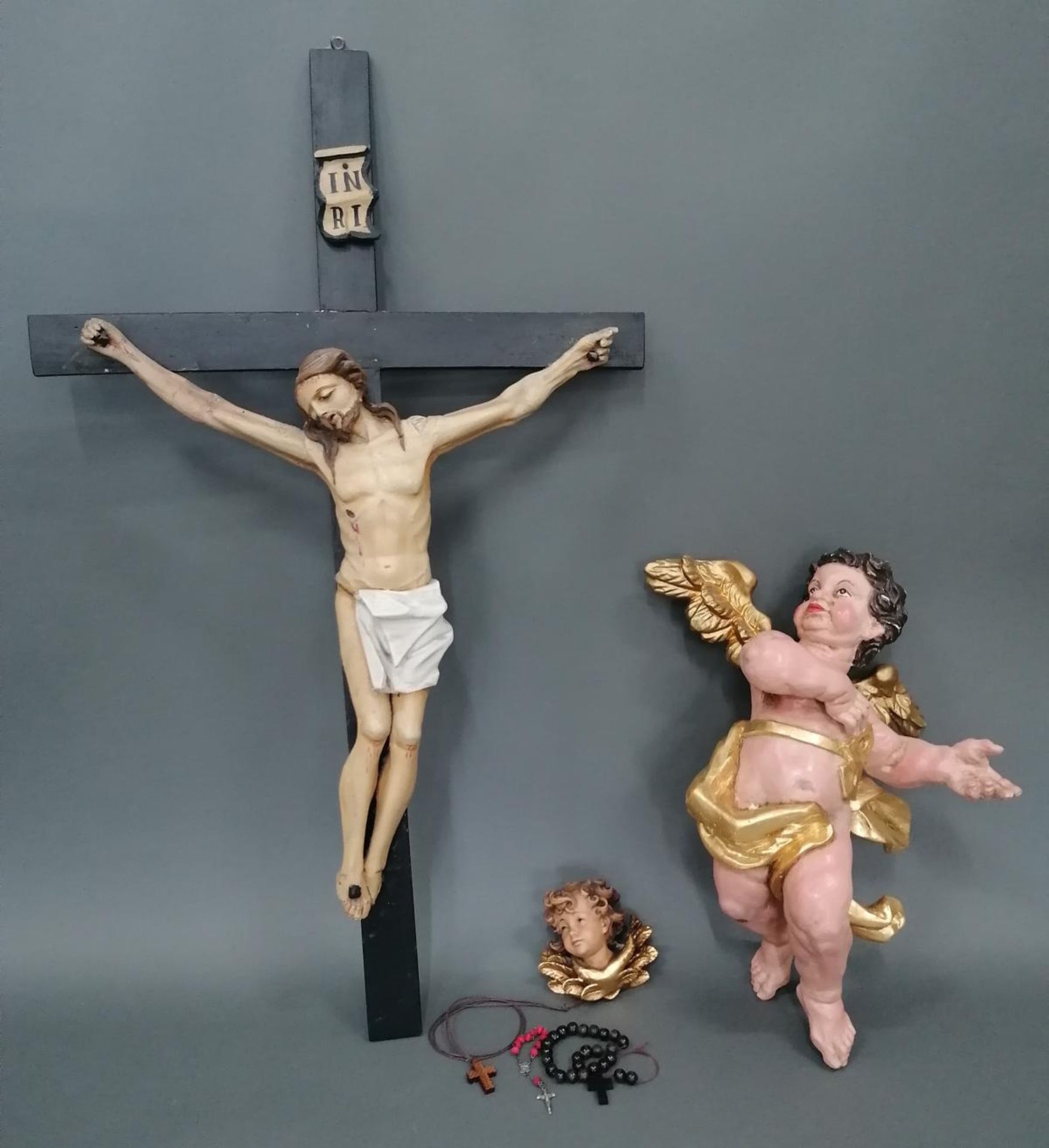 Konvolut Devotionalien. Kruzifix, Anri Engelskopf, Schwebender Engel