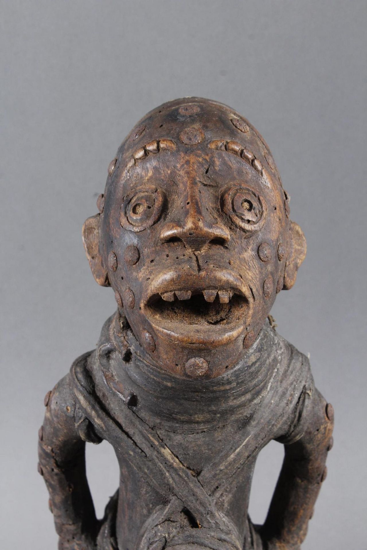 Seltene Fetischfigur der Yombe mit magischer Ladung, D. R. Kongo - Image 2 of 14