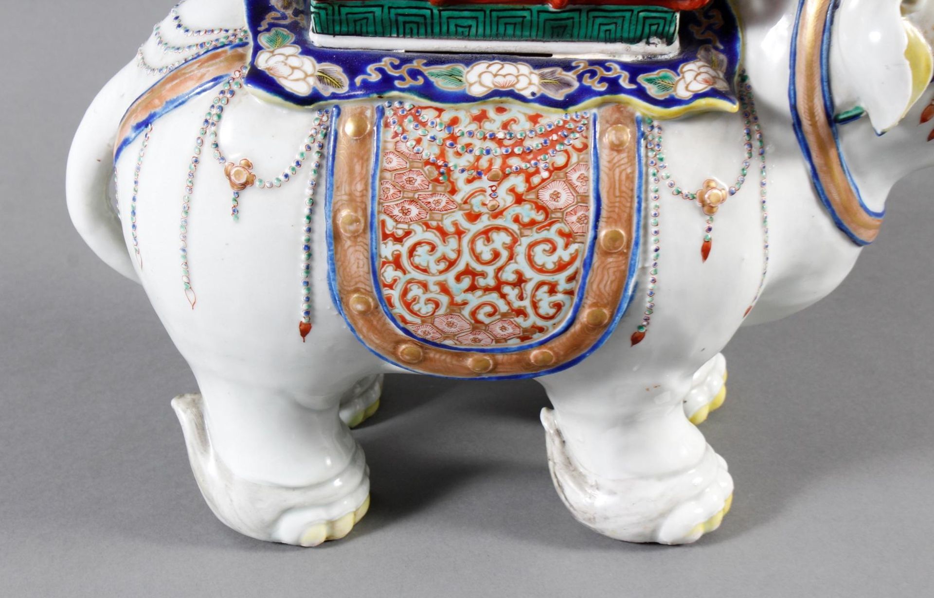 Porzellanelefant mit Pagode auf dem Rücken. China 18./19. Jahrhundert - Bild 4 aus 10