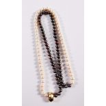 Perlenkette mit weißen und bunten Perlen sowie 14 Karat Gelbgold-Bajonettverschluss