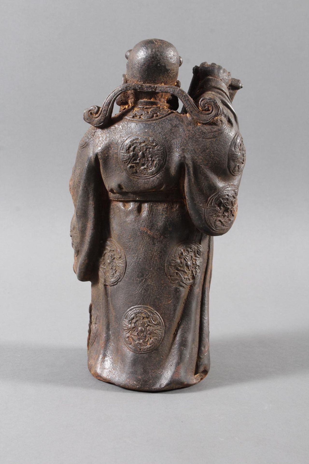 Eisen Skulptur, Konfuzius, eine Schriftrolle haltend,China 19/20 Jahrhundert - Bild 8 aus 11