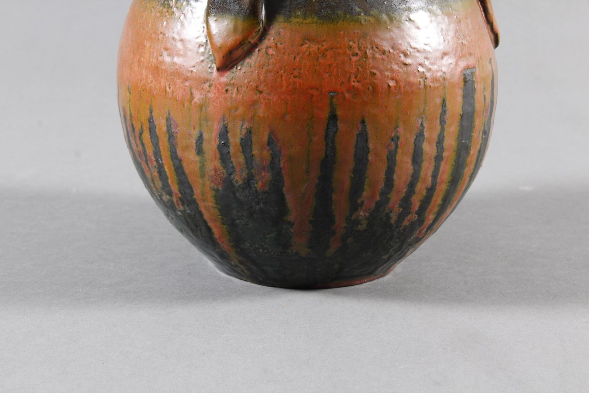 Moosgrüne Dreihenkel-Keramikvase mit rotbrauner Laufglasur um 1925 - Image 3 of 5