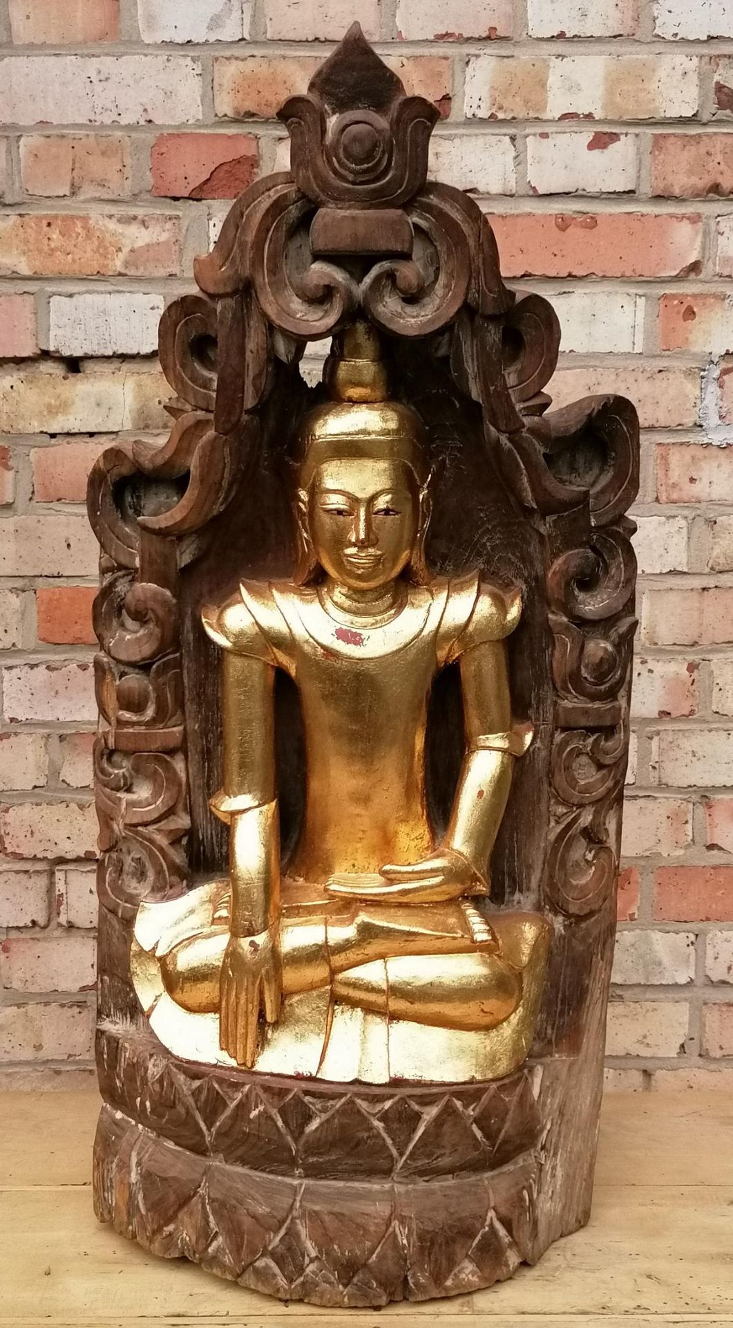 Buddha mit Mandorla, Holz vergoldet, 20. Jahrhundert