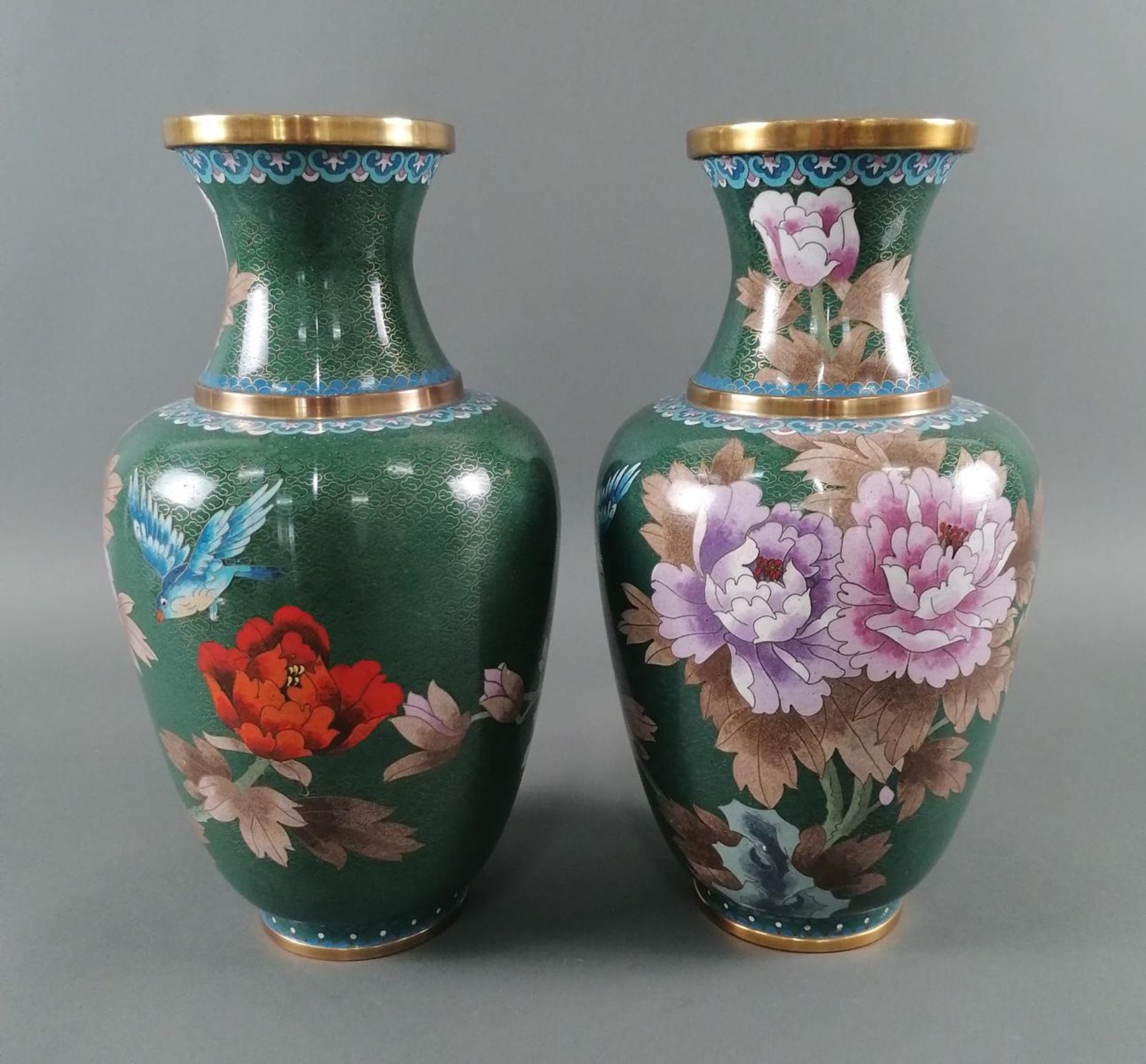 Paar Cloisonné Vasen, Jingfa, China 20. Jahrhundert