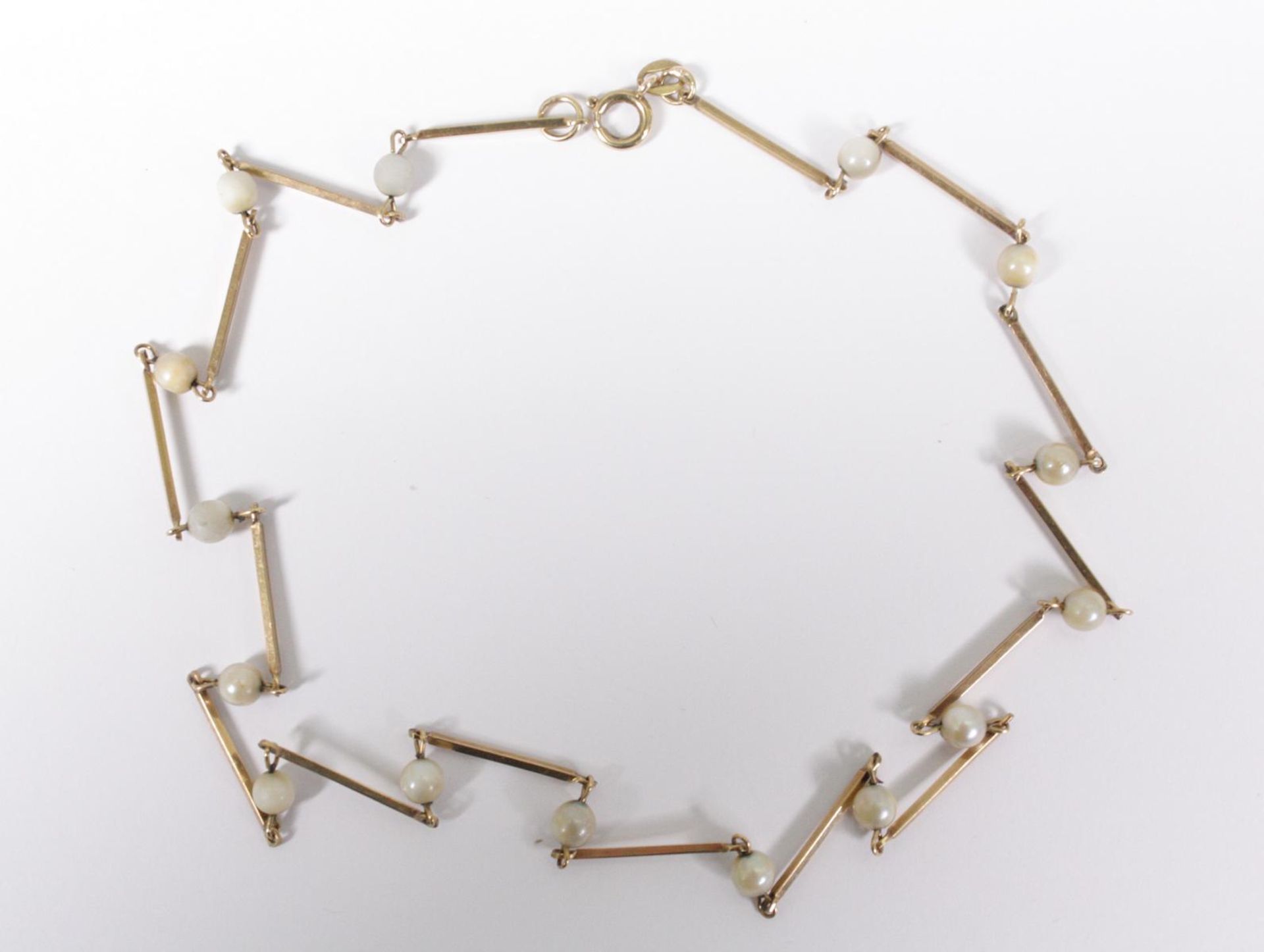 Halskette aus 8 Karat Gelbgold mit Perlen