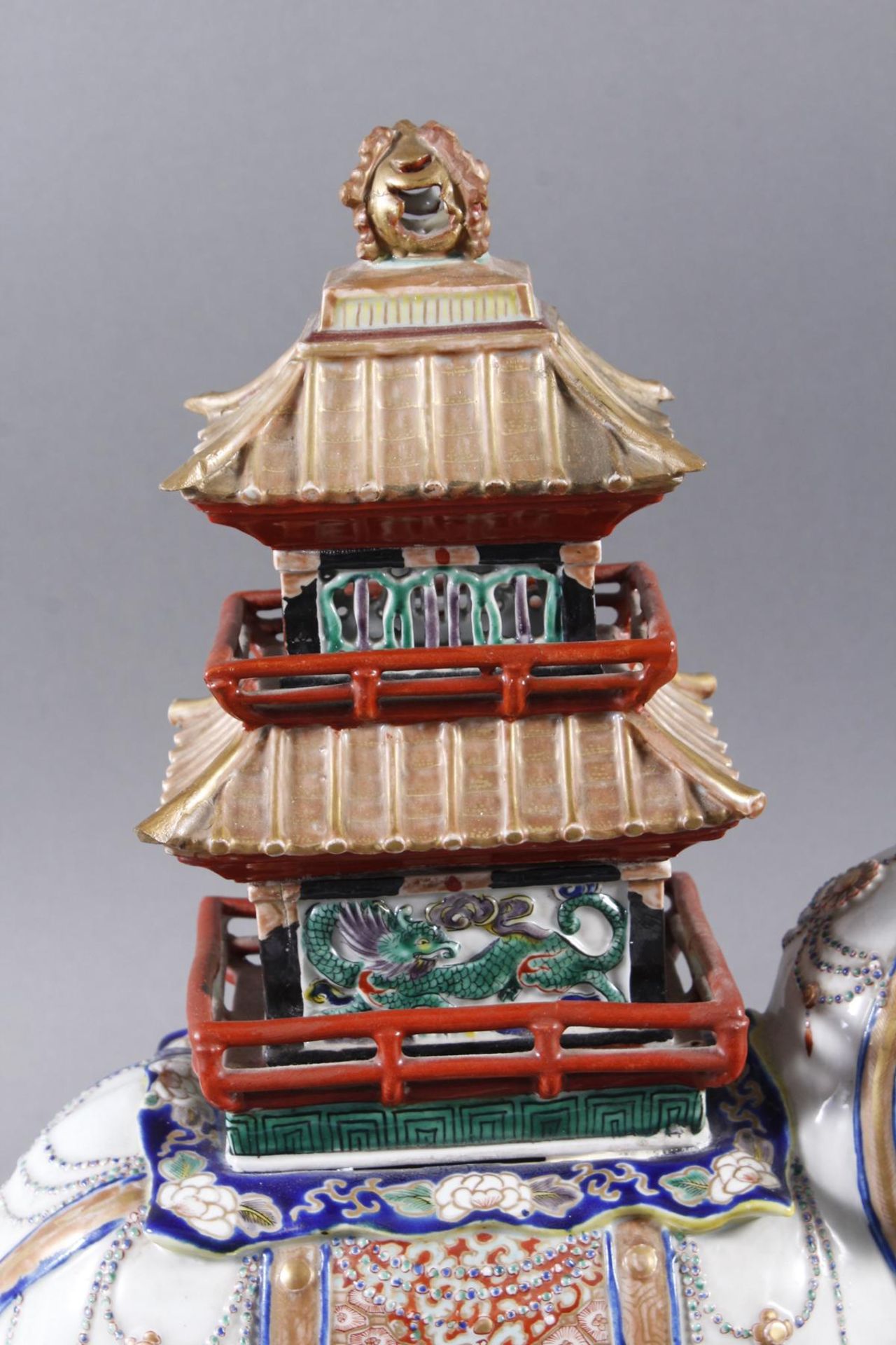 Porzellanelefant mit Pagode auf dem Rücken. China 18./19. Jahrhundert - Bild 5 aus 10