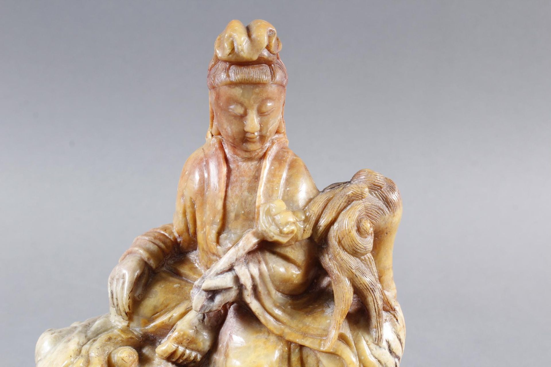 Bodhisattva Guanyin (Göttin der Barmherzigkeit) auf einem Tempel-Löwen reitend - Image 2 of 11