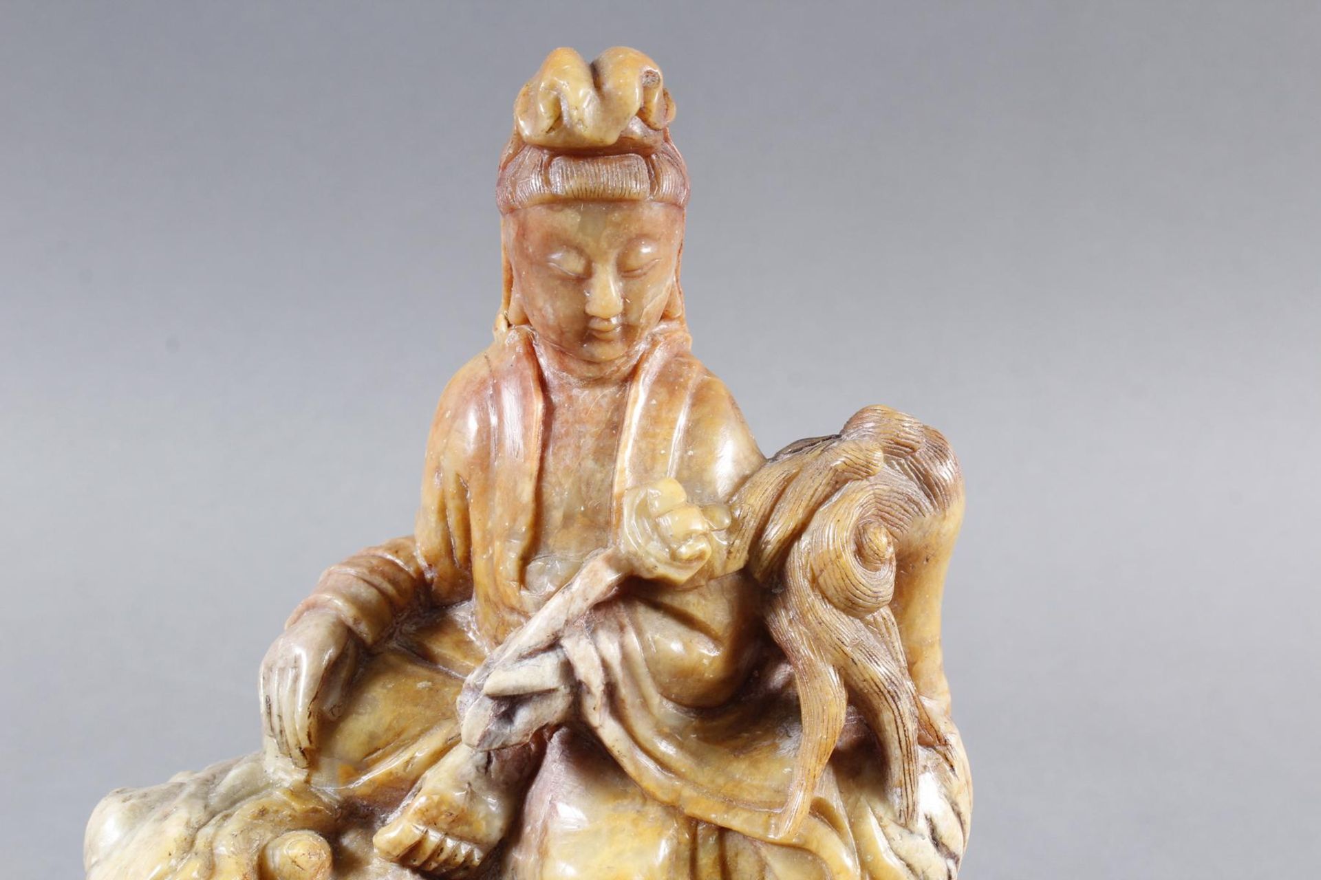 Bodhisattva Guanyin (Göttin der Barmherzigkeit) auf einem Tempel-Löwen reitend - Bild 2 aus 11