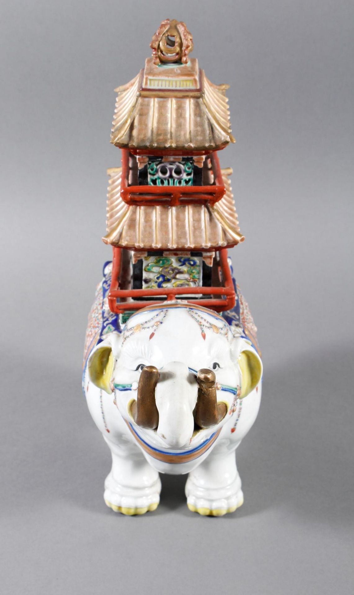 Porzellanelefant mit Pagode auf dem Rücken. China 18./19. Jahrhundert - Bild 7 aus 10