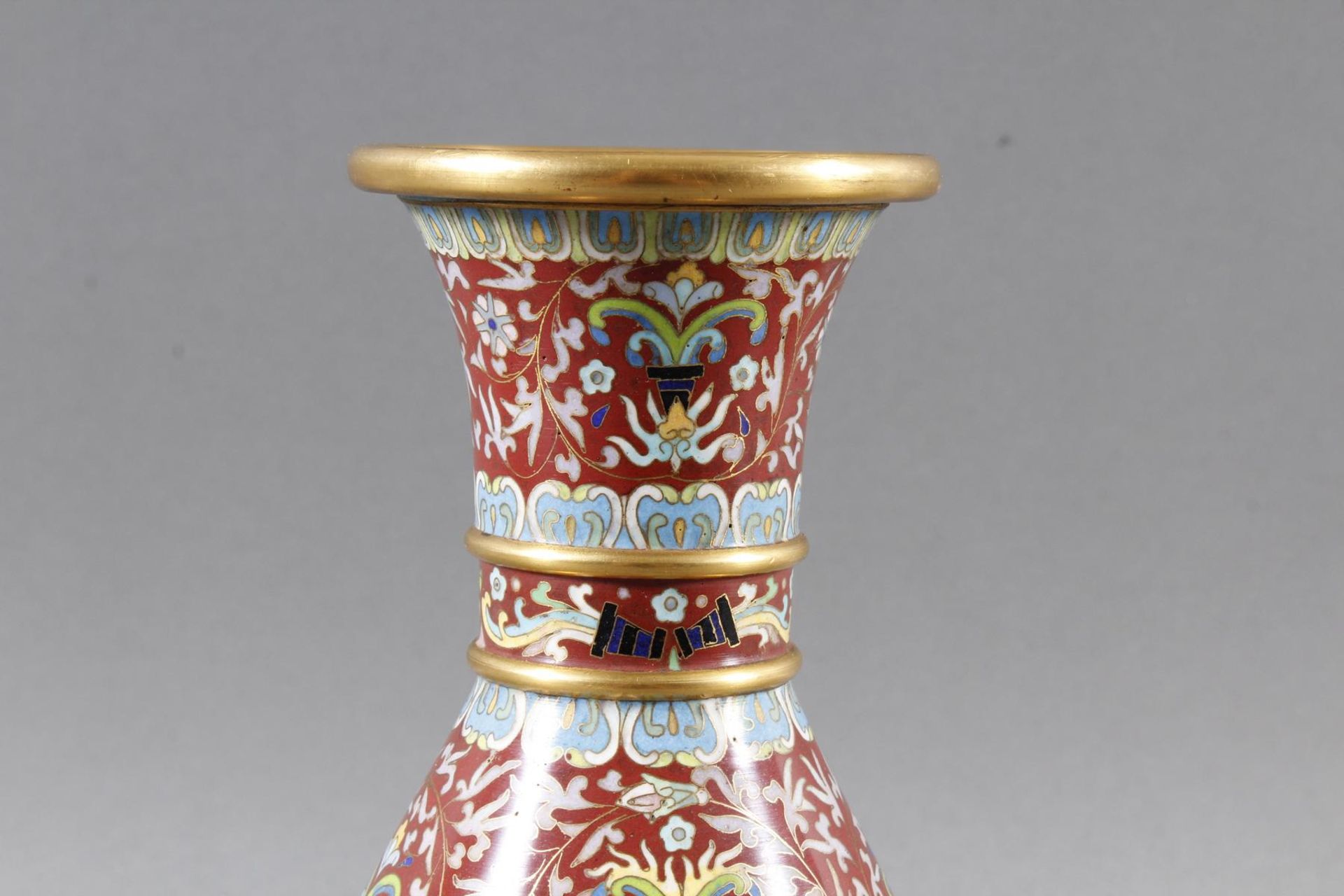 Cloisonnè Vase ,China 20. Jahrhundert ,polychromes Email auf vergoldetem Bronzekorpus - Bild 4 aus 7