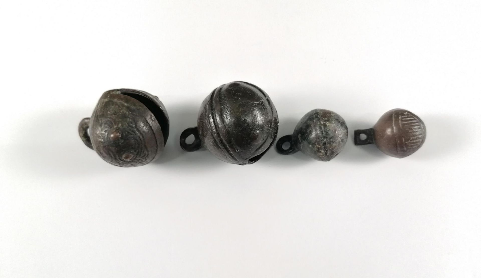 Vier Bronzeglocken aus unterschiedl. Epochen, 14 bis 18 Jh., China - Image 2 of 2