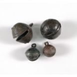 Vier Bronzeglocken aus unterschiedl. Epochen, 14 bis 18 Jh., China