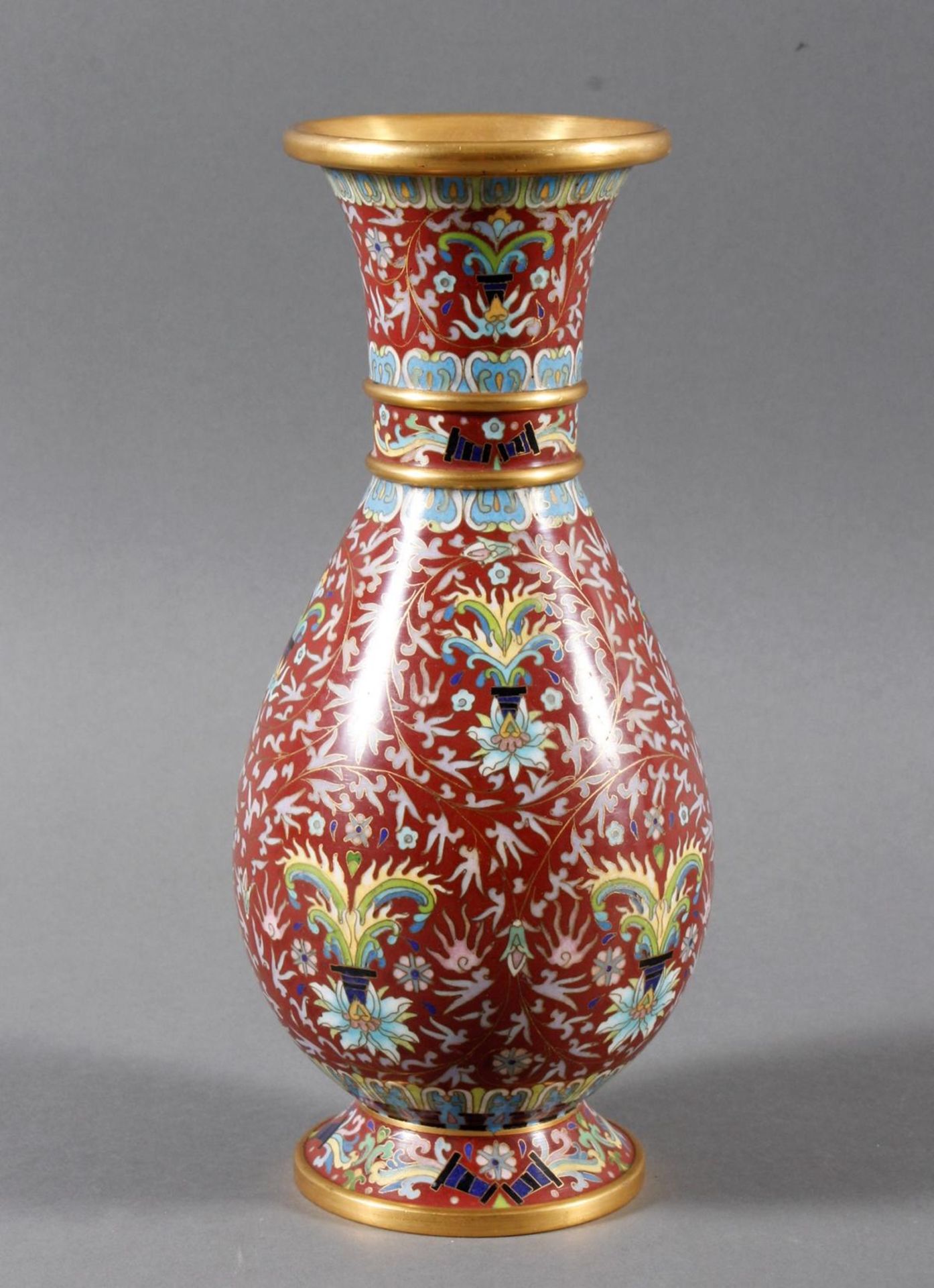Cloisonnè Vase ,China 20. Jahrhundert ,polychromes Email auf vergoldetem Bronzekorpus
