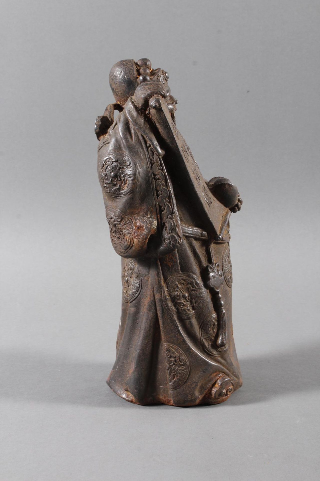Eisen Skulptur, Konfuzius, eine Schriftrolle haltend,China 19/20 Jahrhundert - Image 10 of 11