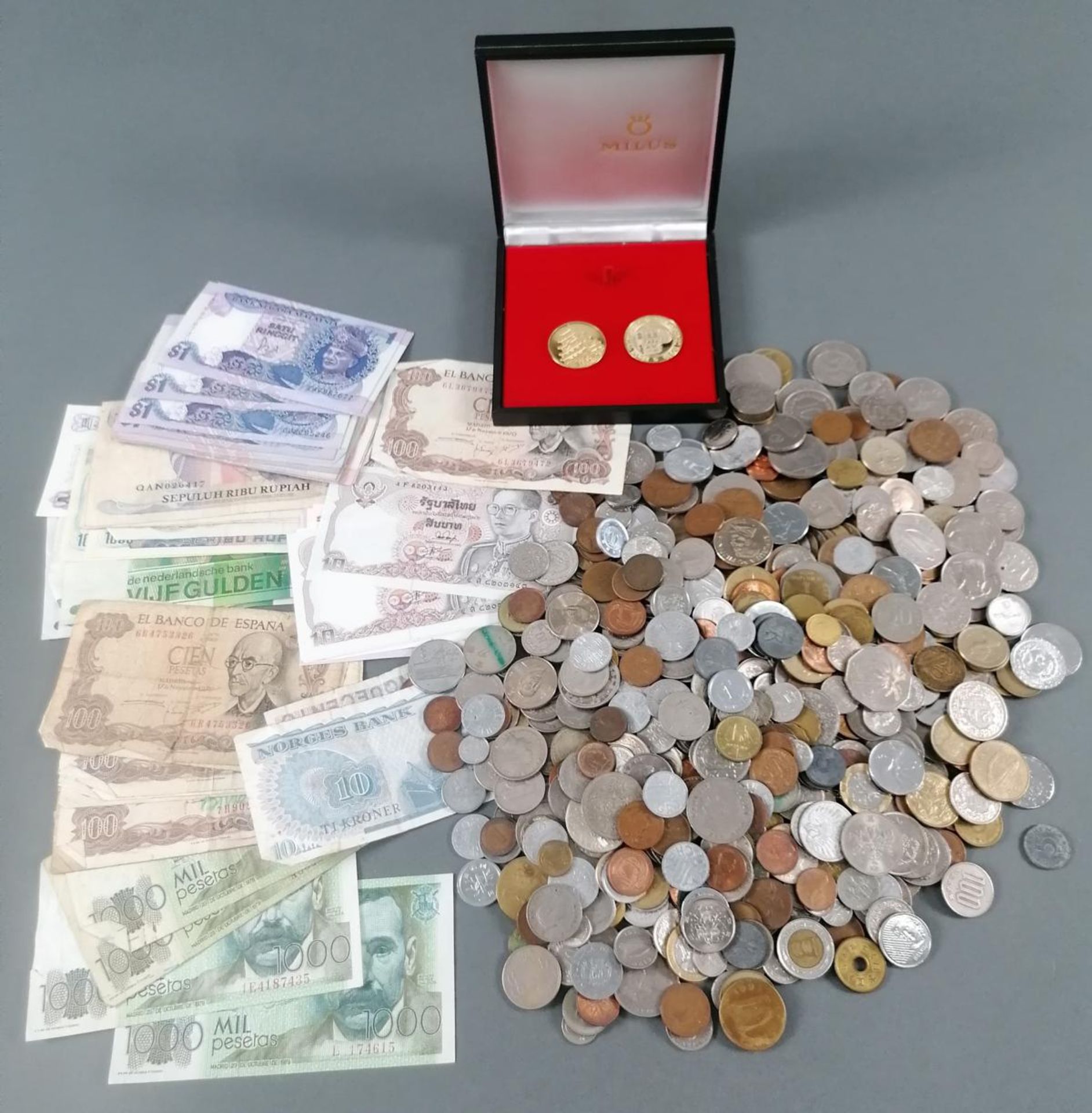 Konvolut Münzen und Geldscheine aus Aller Welt, 2 vergoldete Medaillen aus China