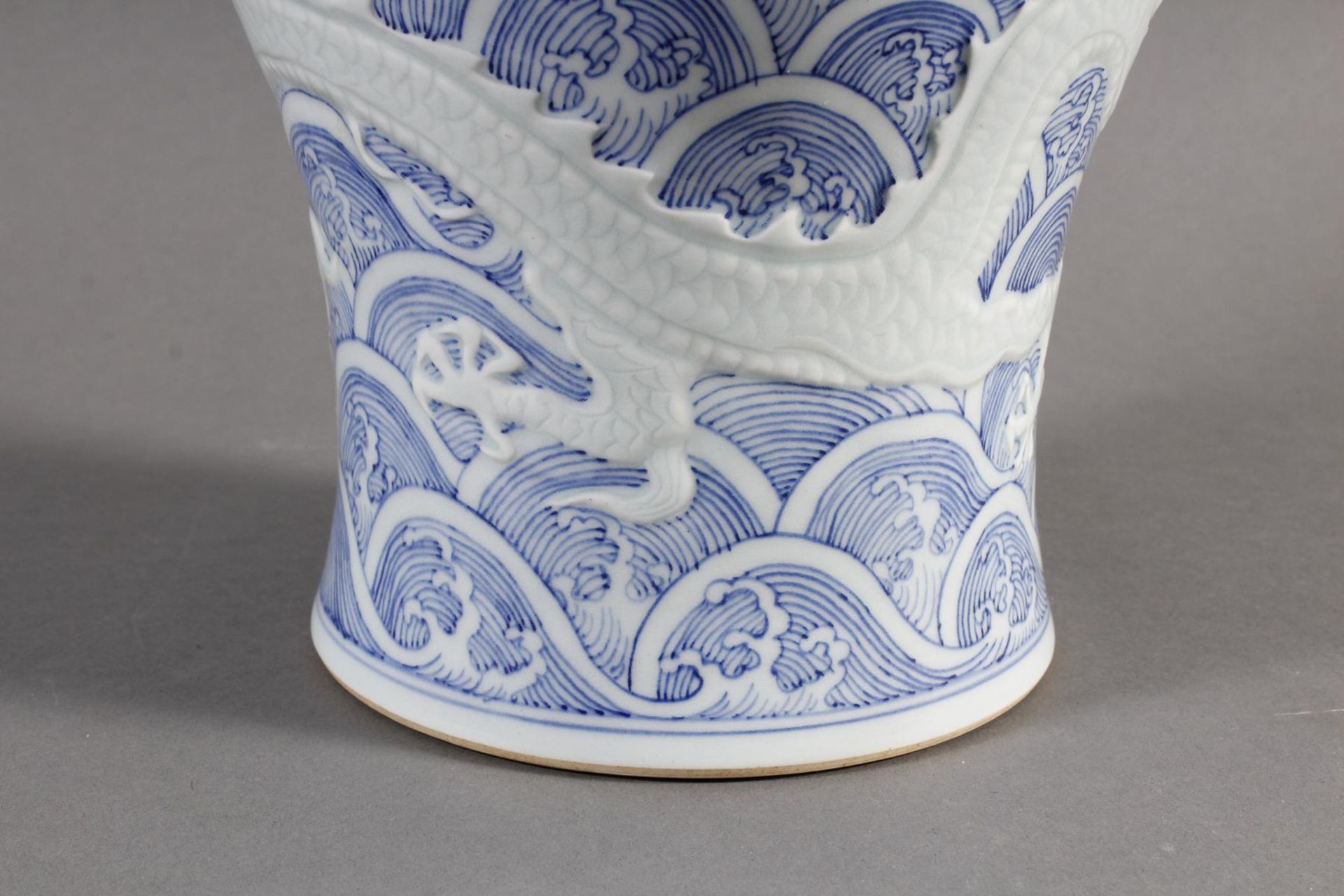 Blau-Weiße Porzellanvase in Mei Ping Form - Bild 5 aus 9