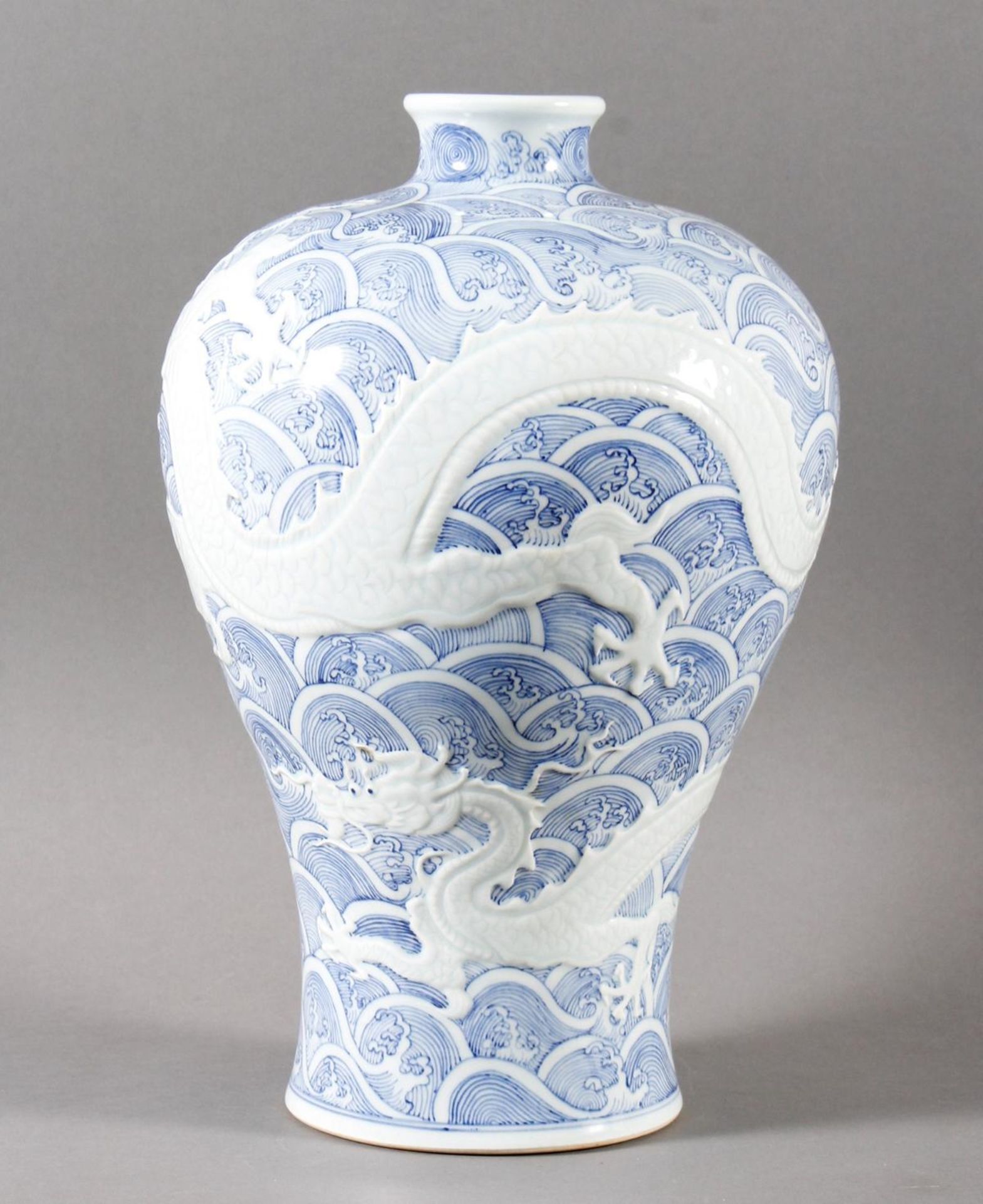 Blau-Weiße Porzellanvase in Mei Ping Form