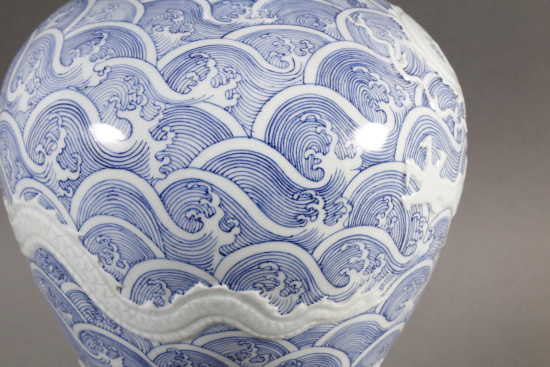 Blau-Weiße Porzellanvase in Mei Ping Form - Bild 4 aus 9