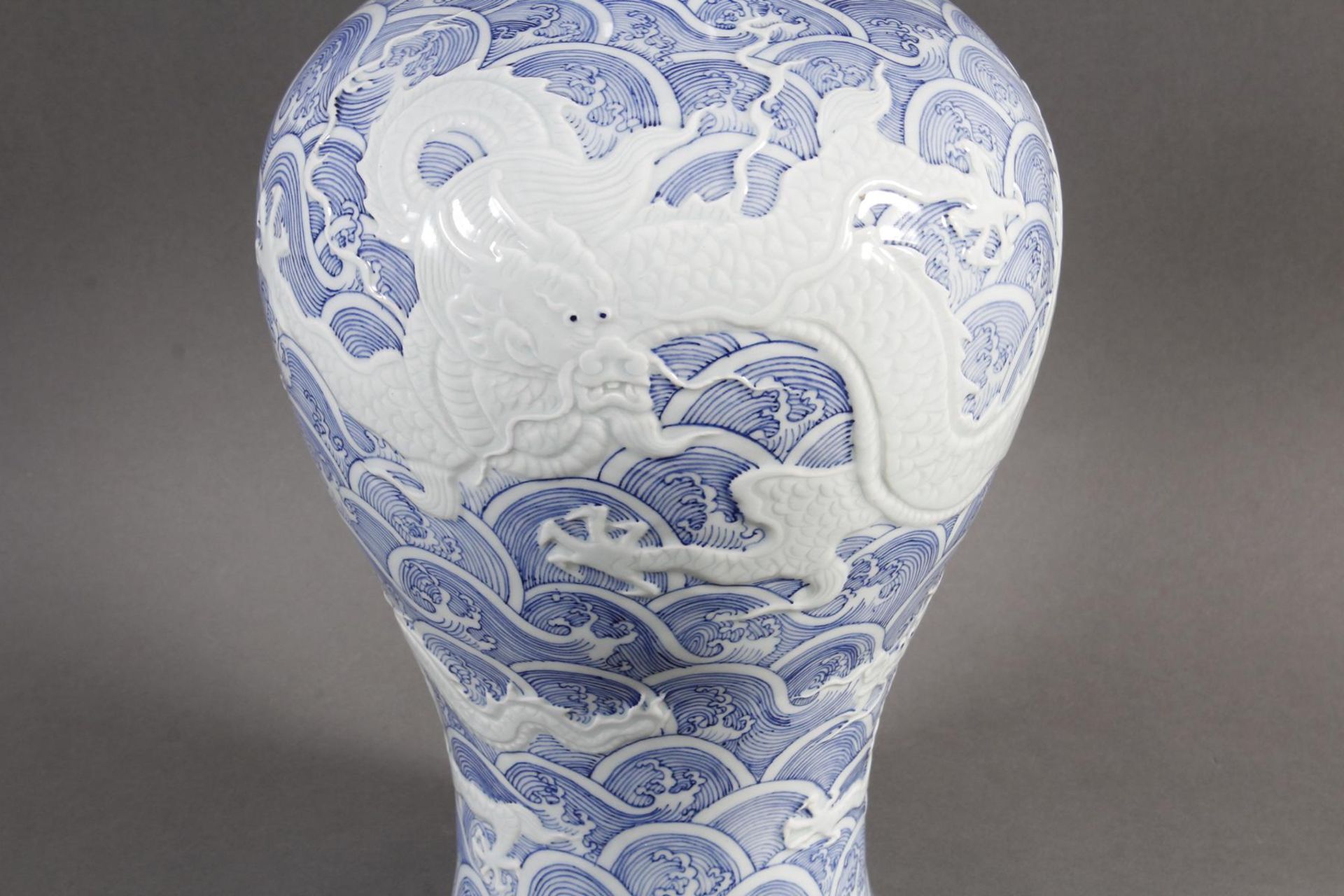 Blau-Weiße Porzellanvase in Mei Ping Form - Bild 2 aus 9