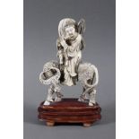 Elfenbeinfigur, Unsterblicher auf Büffel, China 18. / 19. Jahrhundert