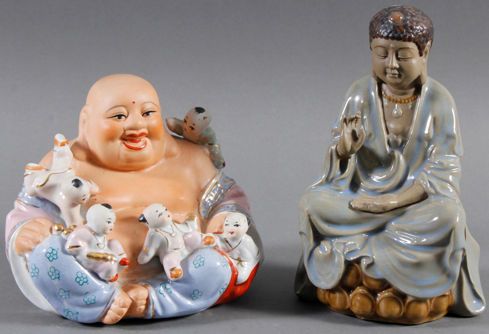 2 Buddhas aus Porzellan und Keramik, 2. Hälfte 20. Jahrhundert