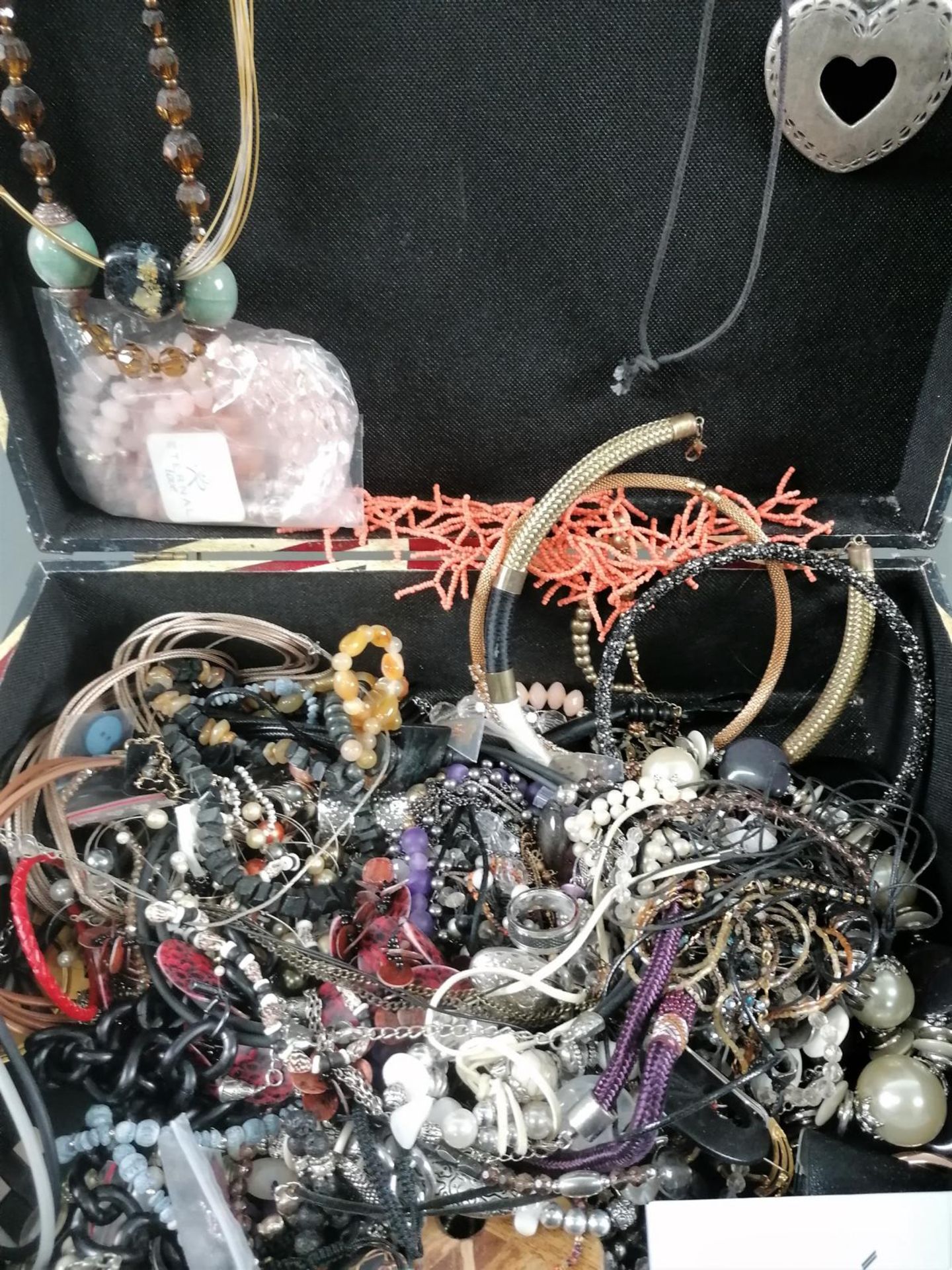 Großes Konvolut Schmuck, Armbanduhren und Modeschmuck im Koffer - Bild 5 aus 11