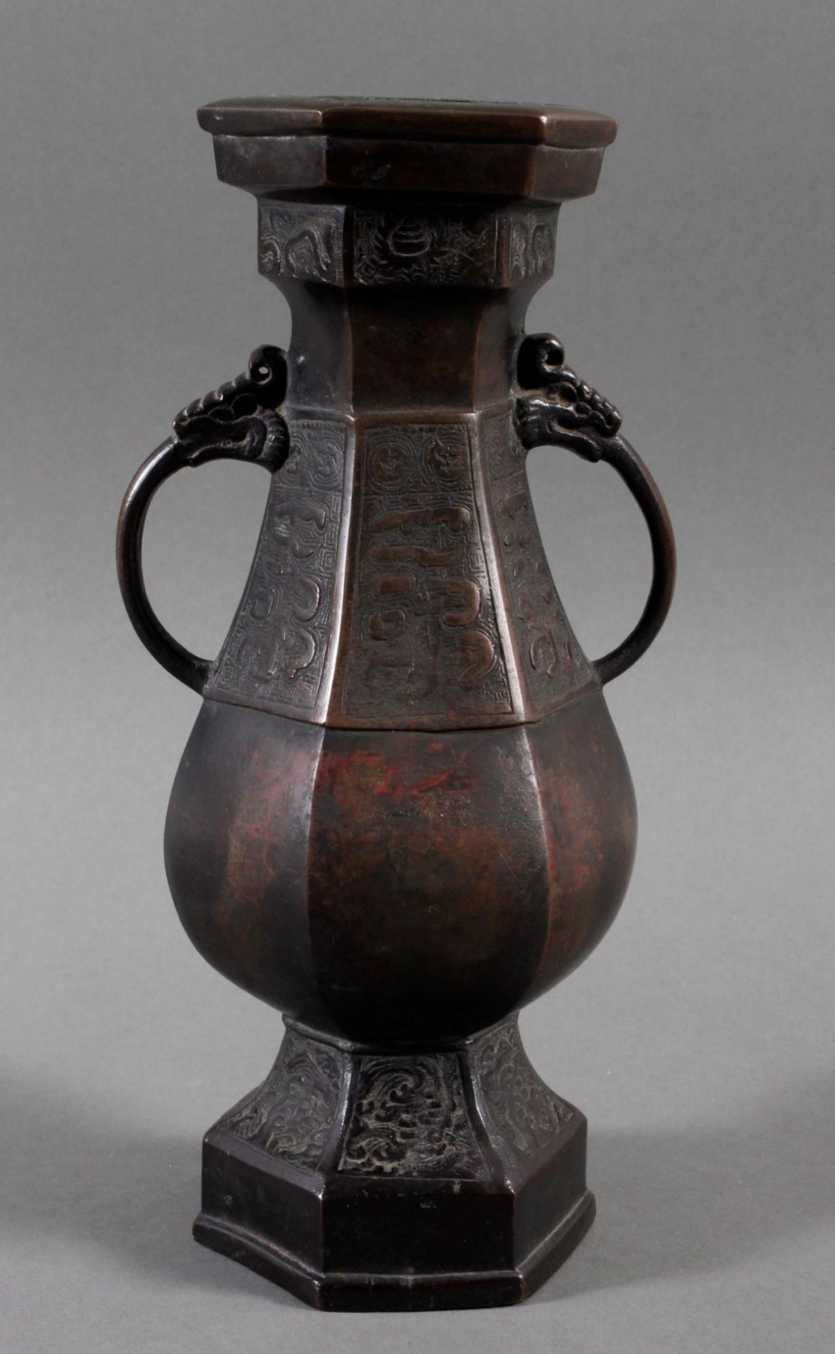 Bronze, Henkelziervase, China, 17. / 18. Jahrhundert - Image 4 of 6