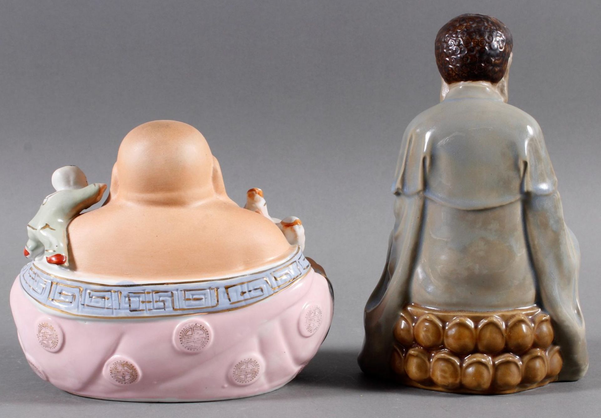 2 Buddhas aus Porzellan und Keramik, 2. Hälfte 20. Jahrhundert - Bild 5 aus 7