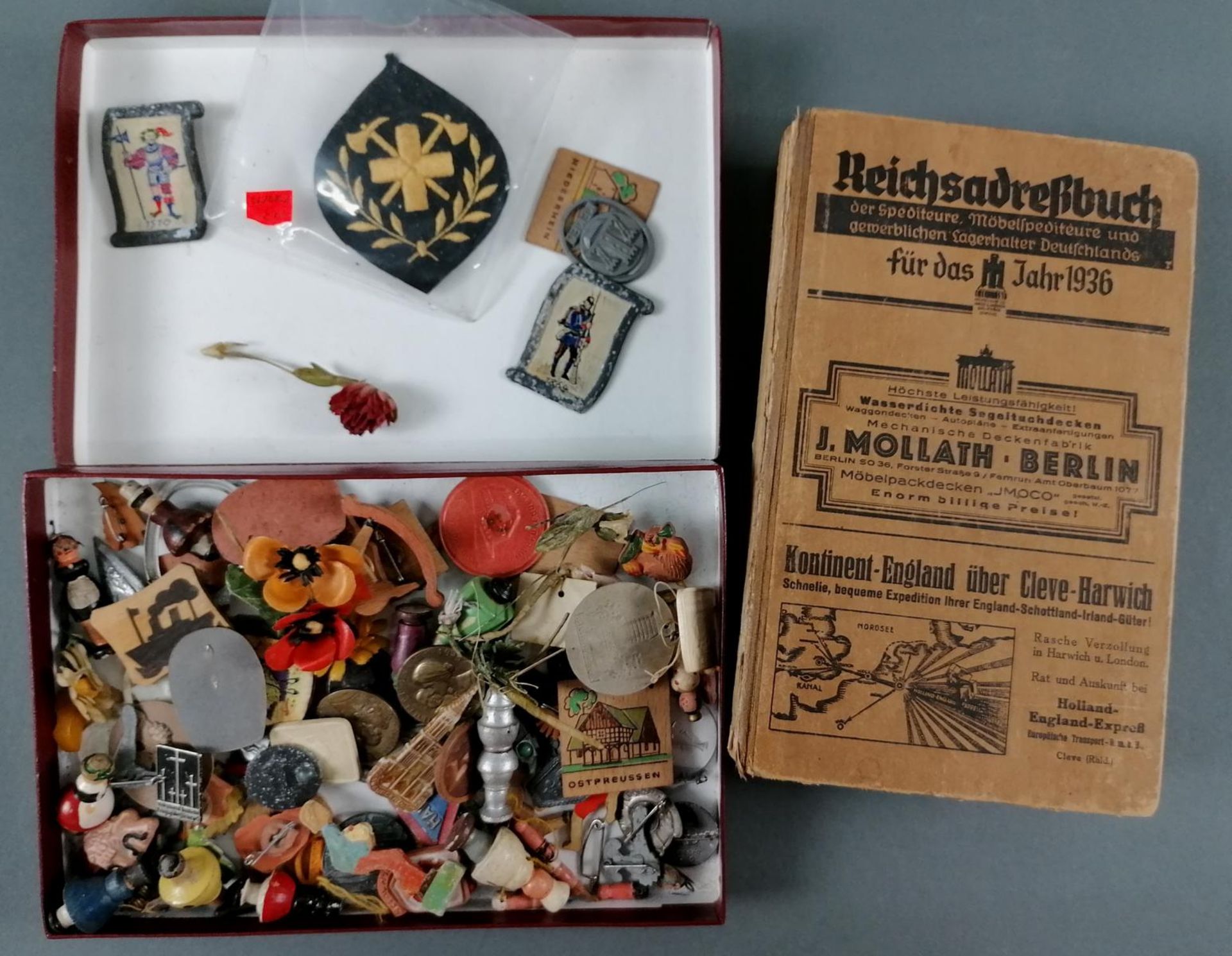 Reichsadressbuch von 1936 und Schachtel mit WHW Abzeichen