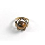 Damenring mit Tigeraugencabochon, 8 Karat Gelbgold