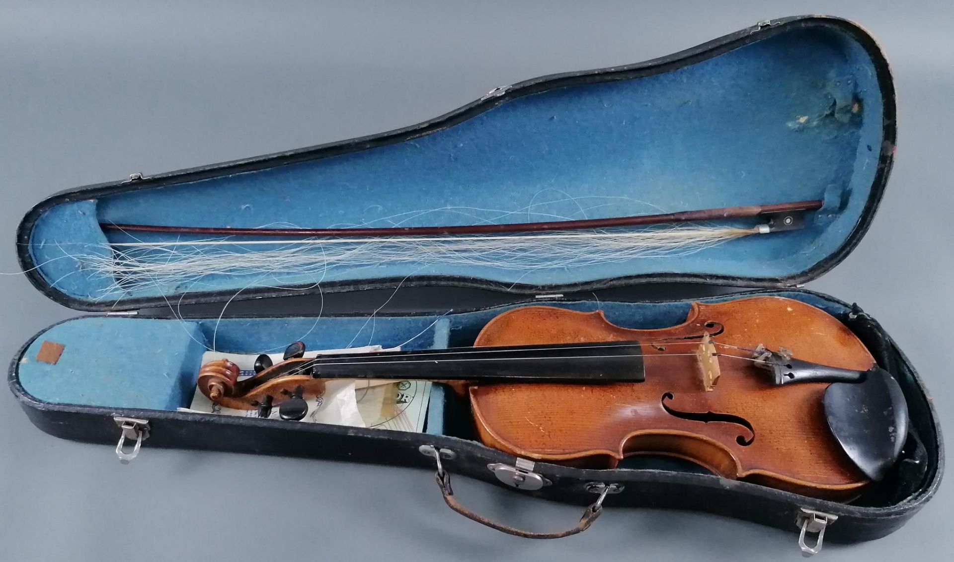 Antike Geige mit Geigenbogen und Geigenkoffer