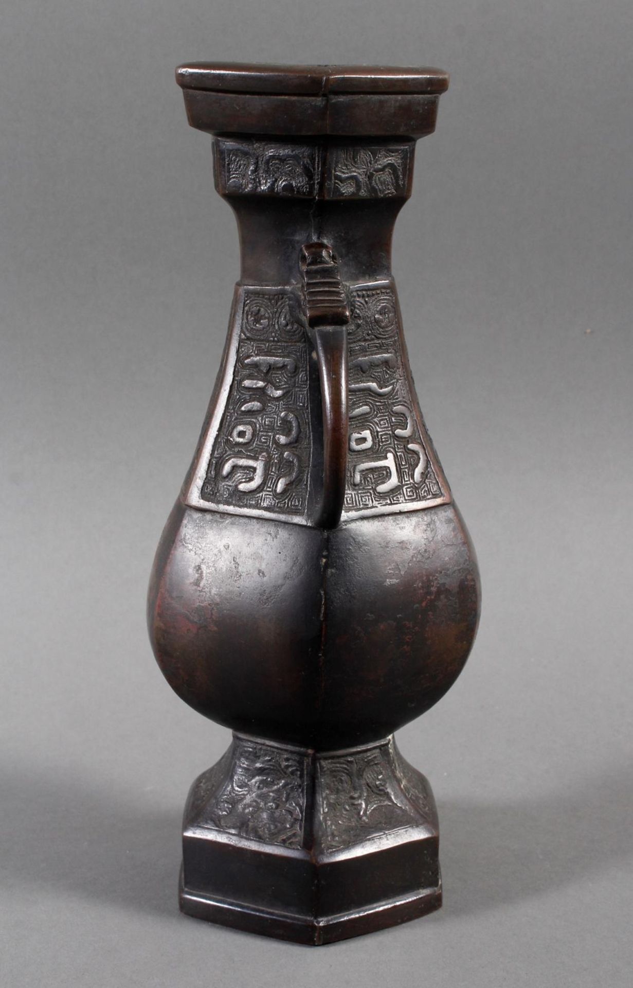 Bronze, Henkelziervase, China, 17. / 18. Jahrhundert - Image 3 of 6