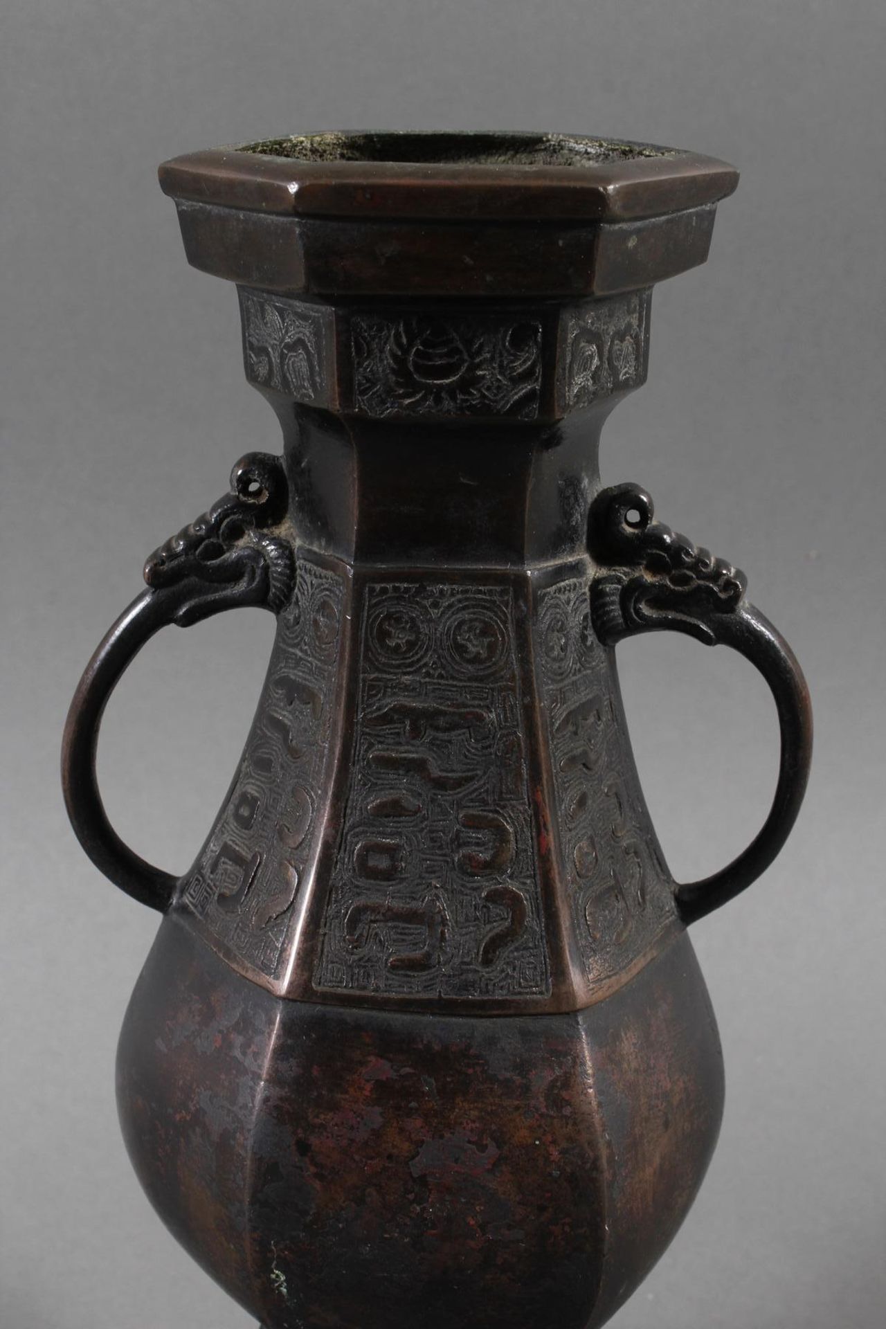 Bronze, Henkelziervase, China, 17. / 18. Jahrhundert - Image 2 of 6