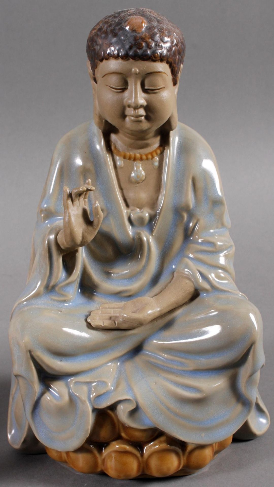 2 Buddhas aus Porzellan und Keramik, 2. Hälfte 20. Jahrhundert - Bild 2 aus 7