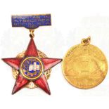 1 MEDAILLE UND 1 EHRENZEICHEN