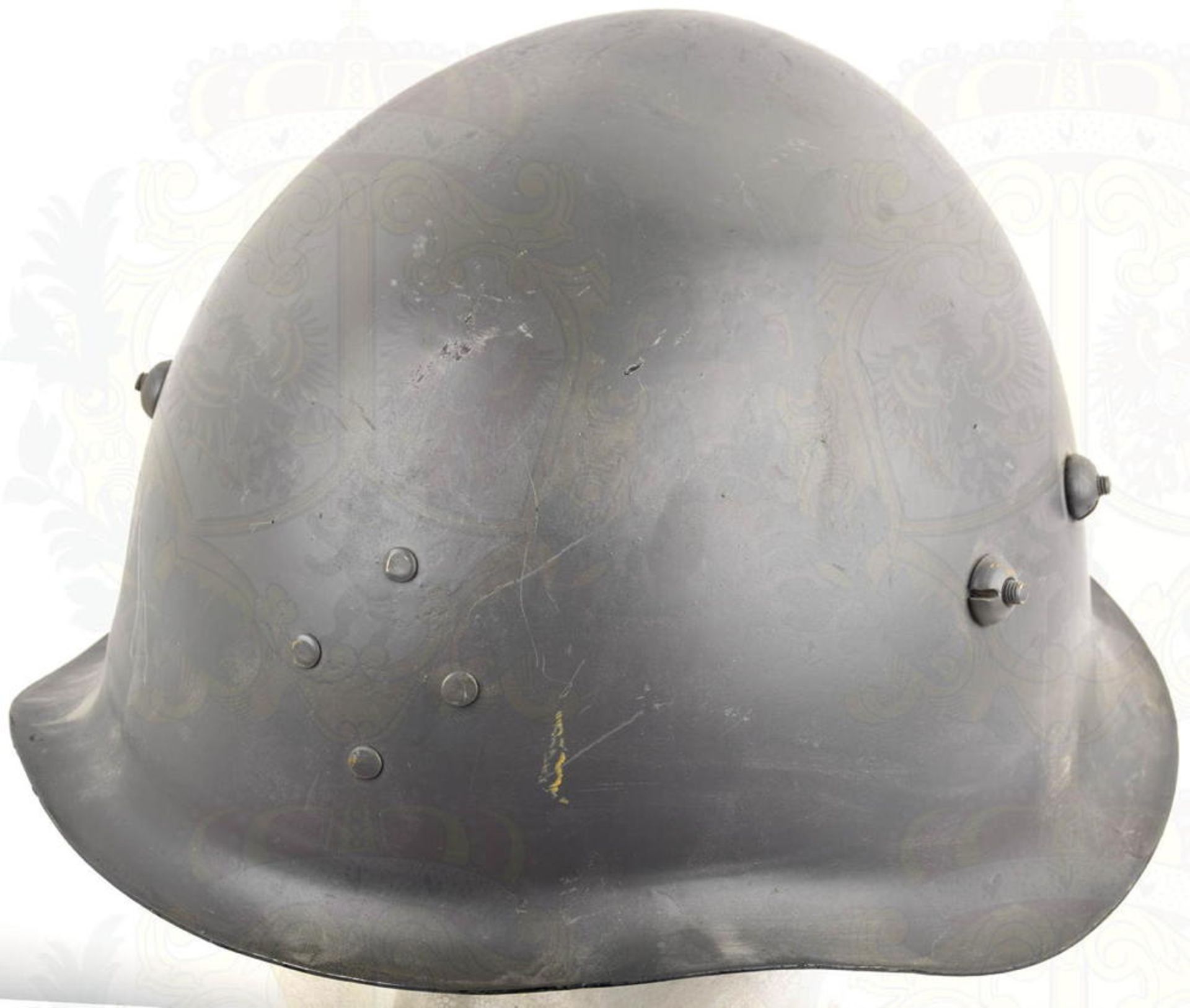 STAHLHELM MODELL 1939 FÜR POLIZEI-EINHEITEN, sogenannter „Amalienborg“, Glocke innen u. außen olivgr