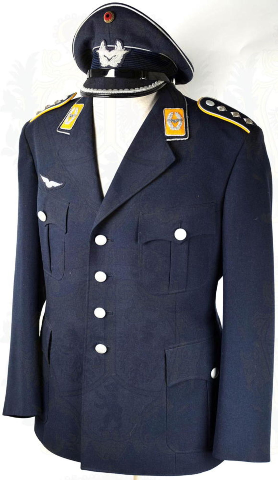 UNIFORM HAUPTMANN DER LUFTWAFFE: Uniformrock, dunkelblaues Tuch, goldgelbe Kragenspiegel mit