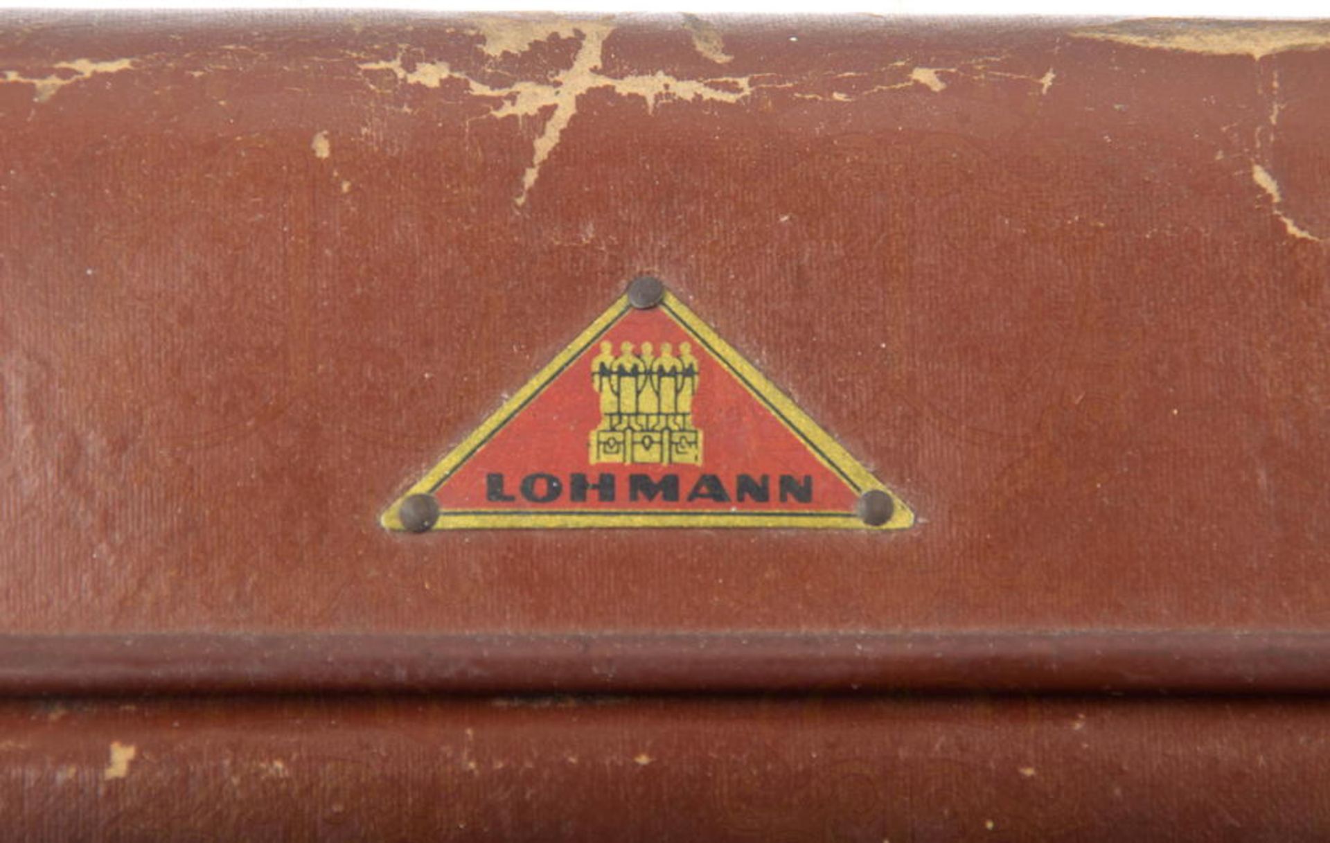 REISEKOFFER, Herst. „Lohmann“, 30er-50er Jahre, Vulkanfiber, 4 Eisen-Standfüße, 2 Messing- - Image 3 of 3