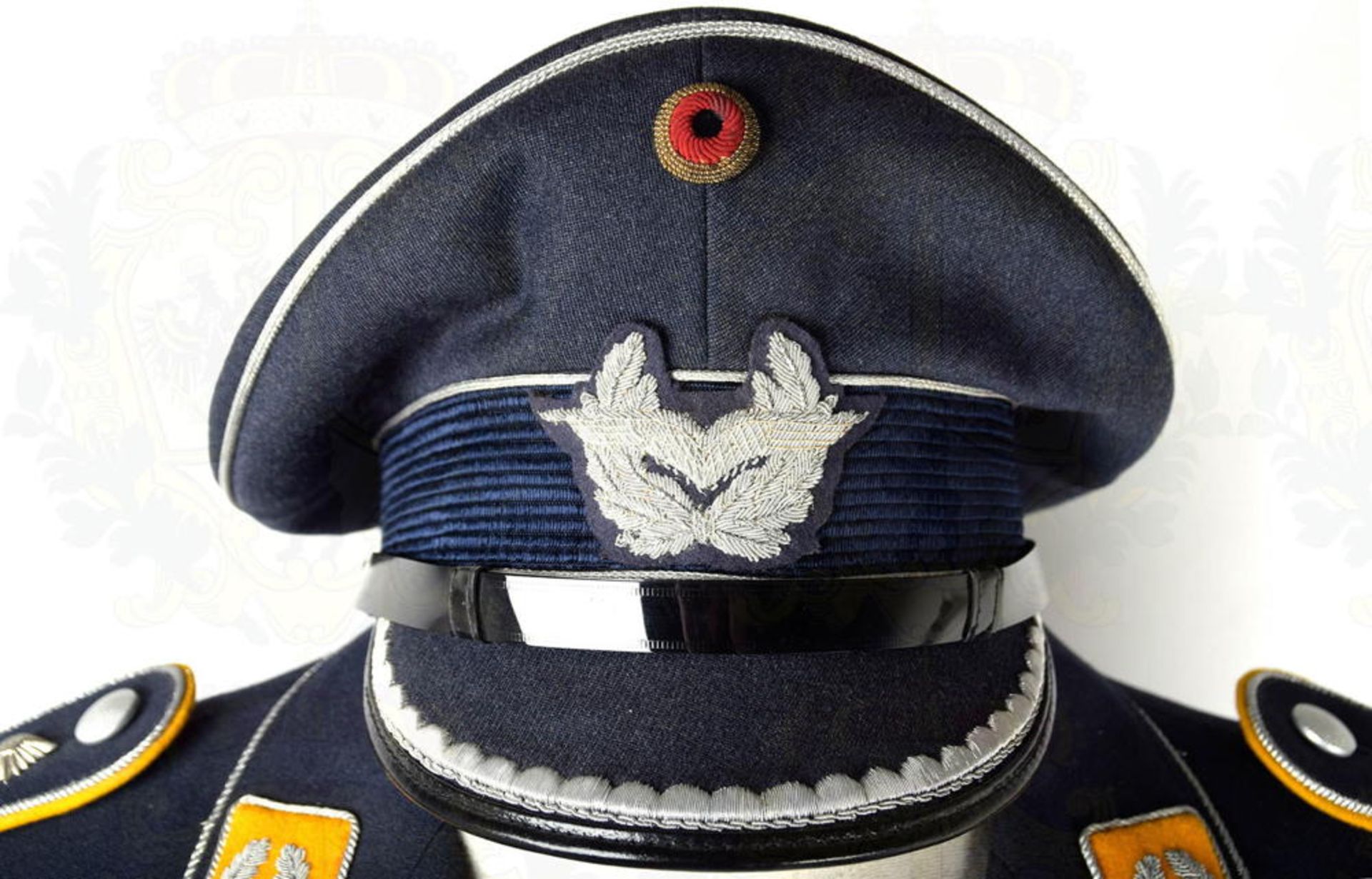 UNIFORM HAUPTMANN DER LUFTWAFFE: Uniformrock, dunkelblaues Tuch, goldgelbe Kragenspiegel mit - Image 3 of 7