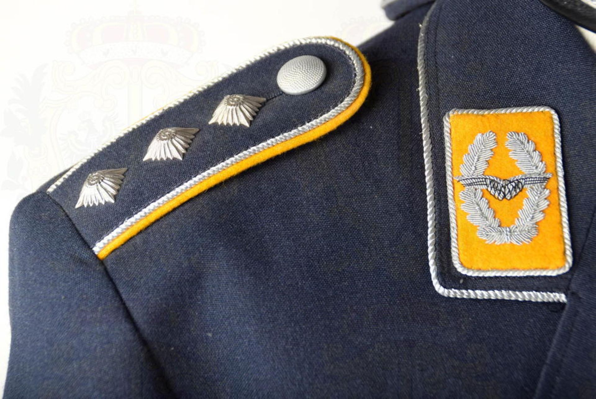 UNIFORM HAUPTMANN DER LUFTWAFFE: Uniformrock, dunkelblaues Tuch, goldgelbe Kragenspiegel mit - Image 4 of 7